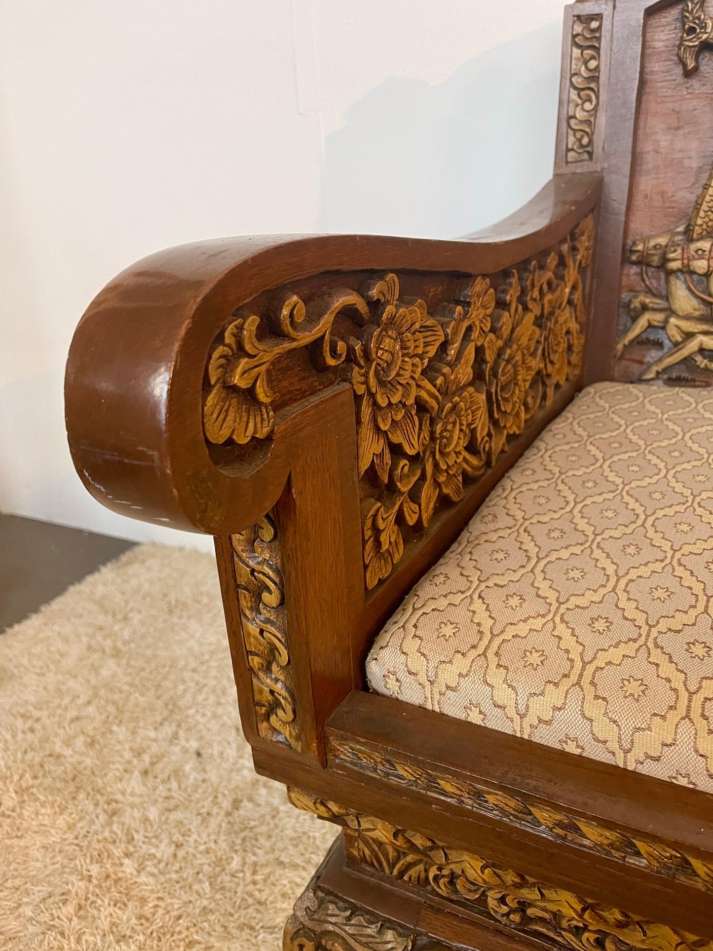 Grande poltrona antica tailandese in legno intagliato a mano del XIX secolo