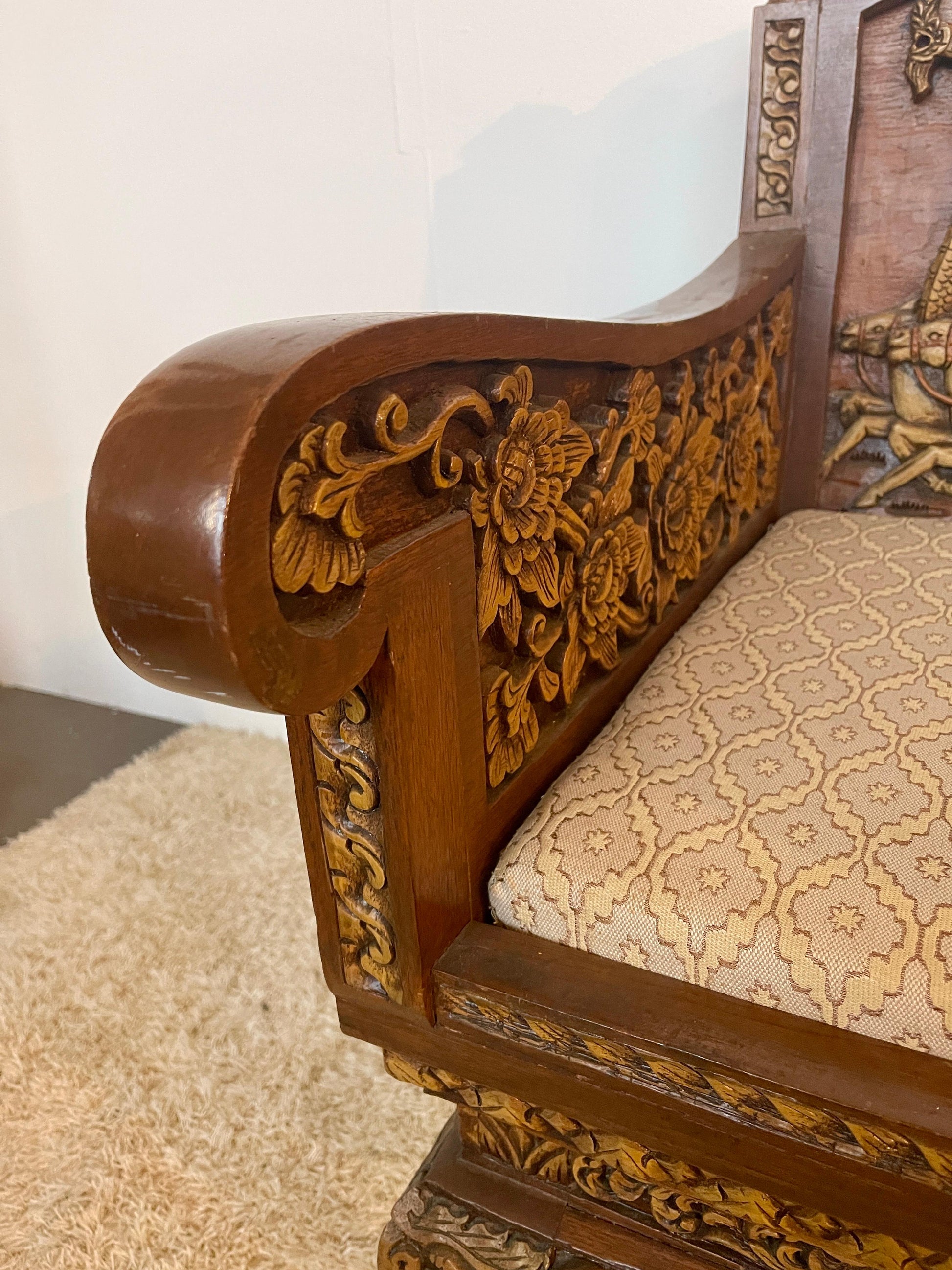 Grande poltrona antica tailandese in legno intagliato a mano del XIX secolo