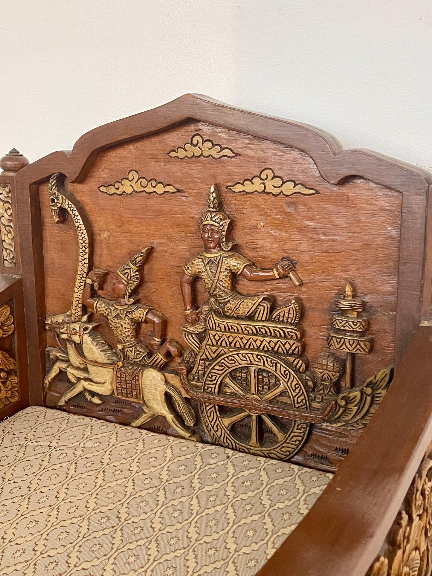 Grande poltrona antica tailandese in legno intagliato a mano del XIX secolo