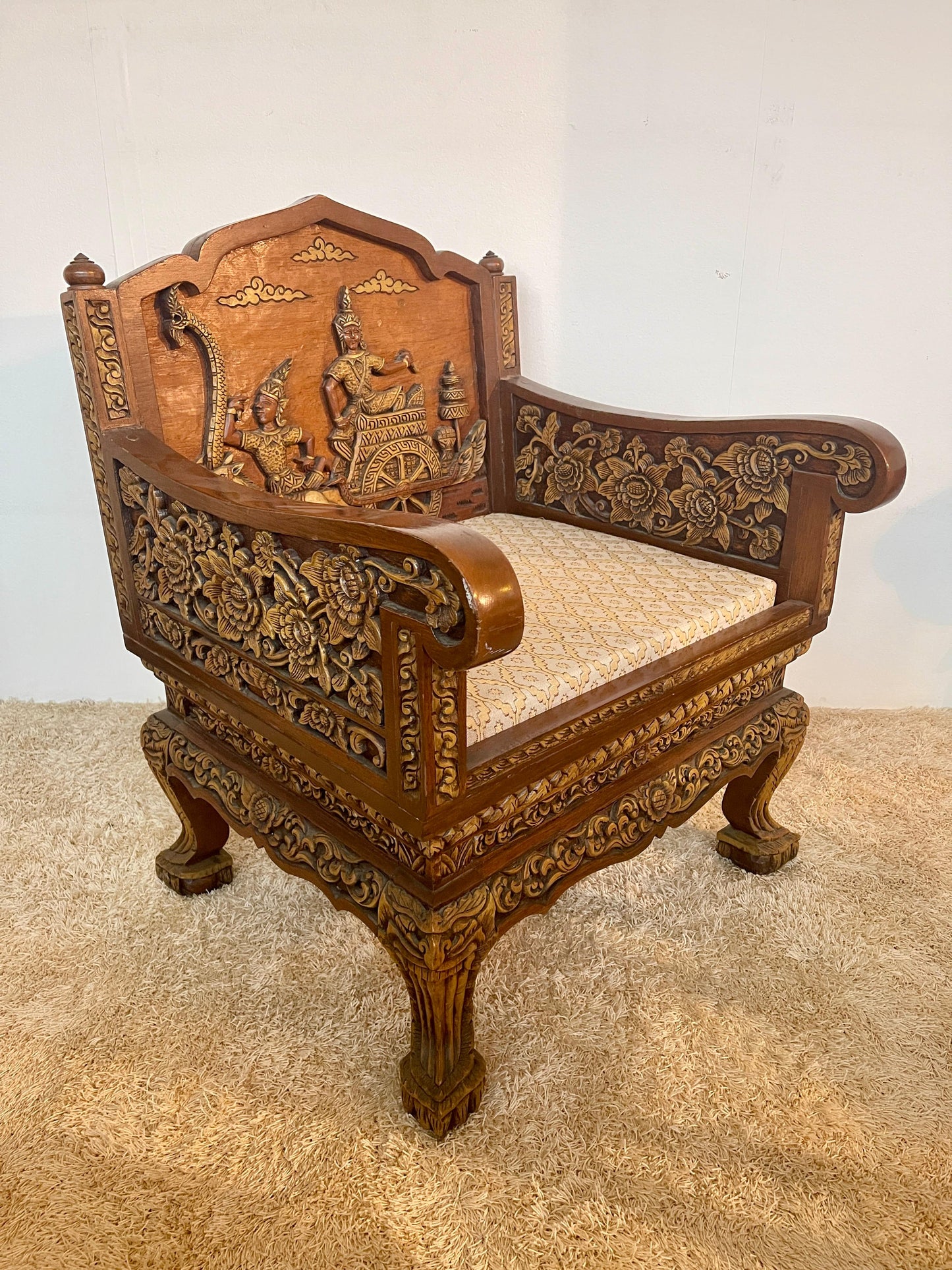 Grande poltrona antica tailandese in legno intagliato a mano del XIX secolo