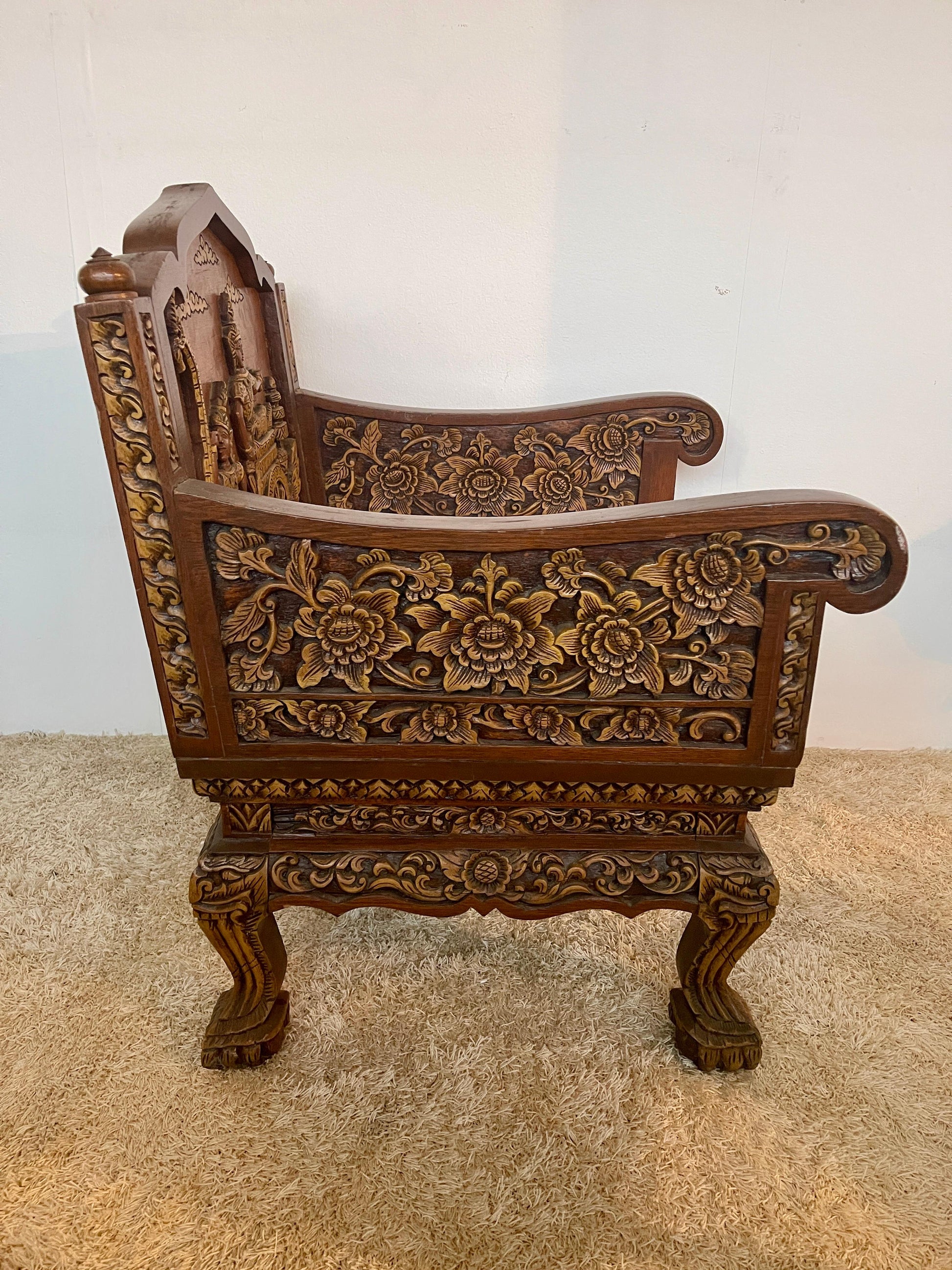Grande poltrona antica tailandese in legno intagliato a mano del XIX secolo