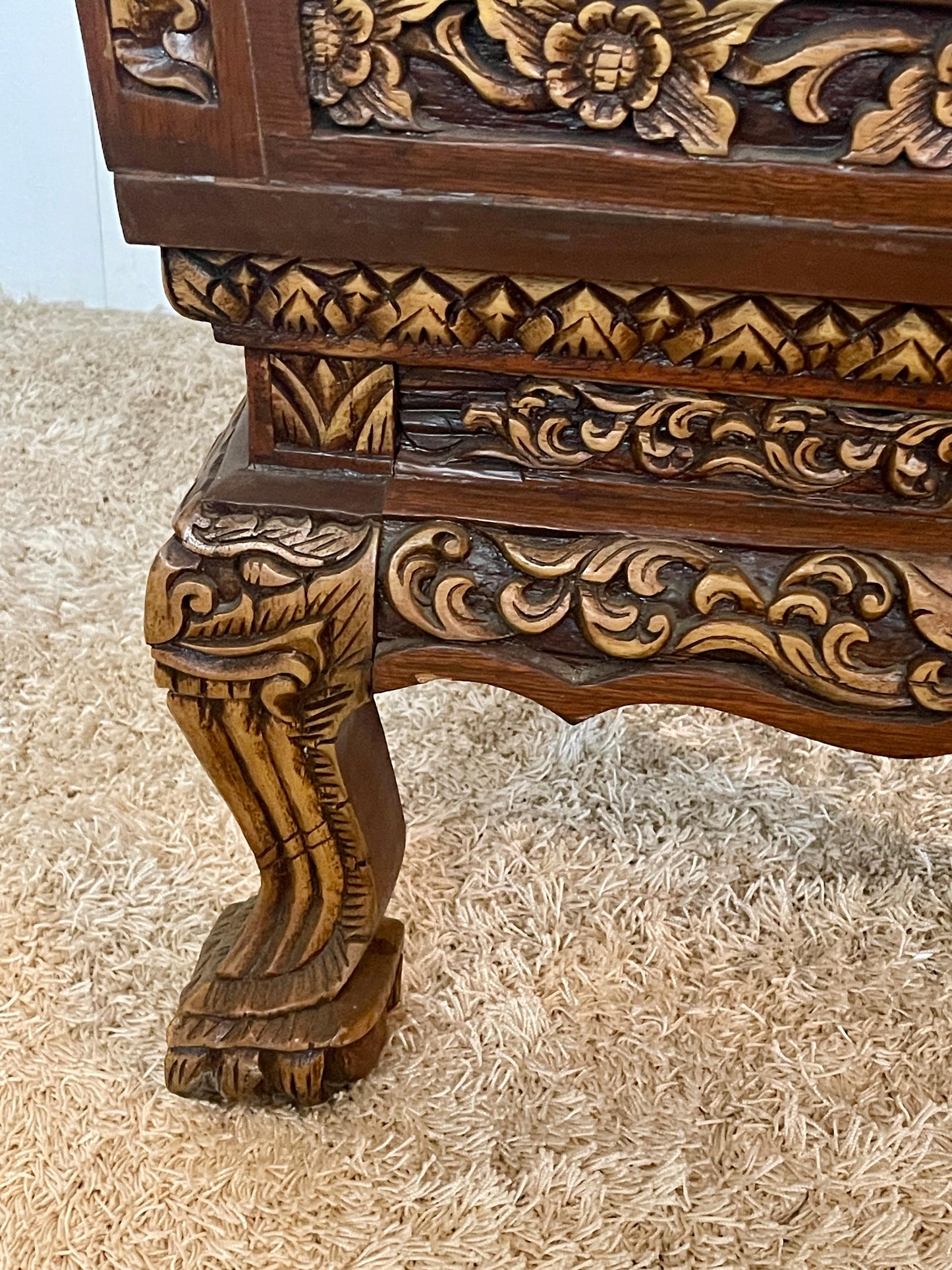 Grande poltrona antica tailandese in legno intagliato a mano del XIX secolo