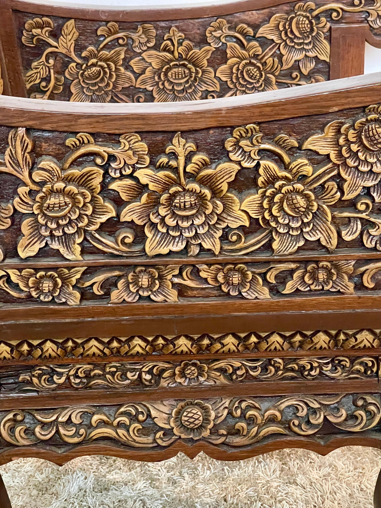 Grande poltrona antica tailandese in legno intagliato a mano del XIX secolo