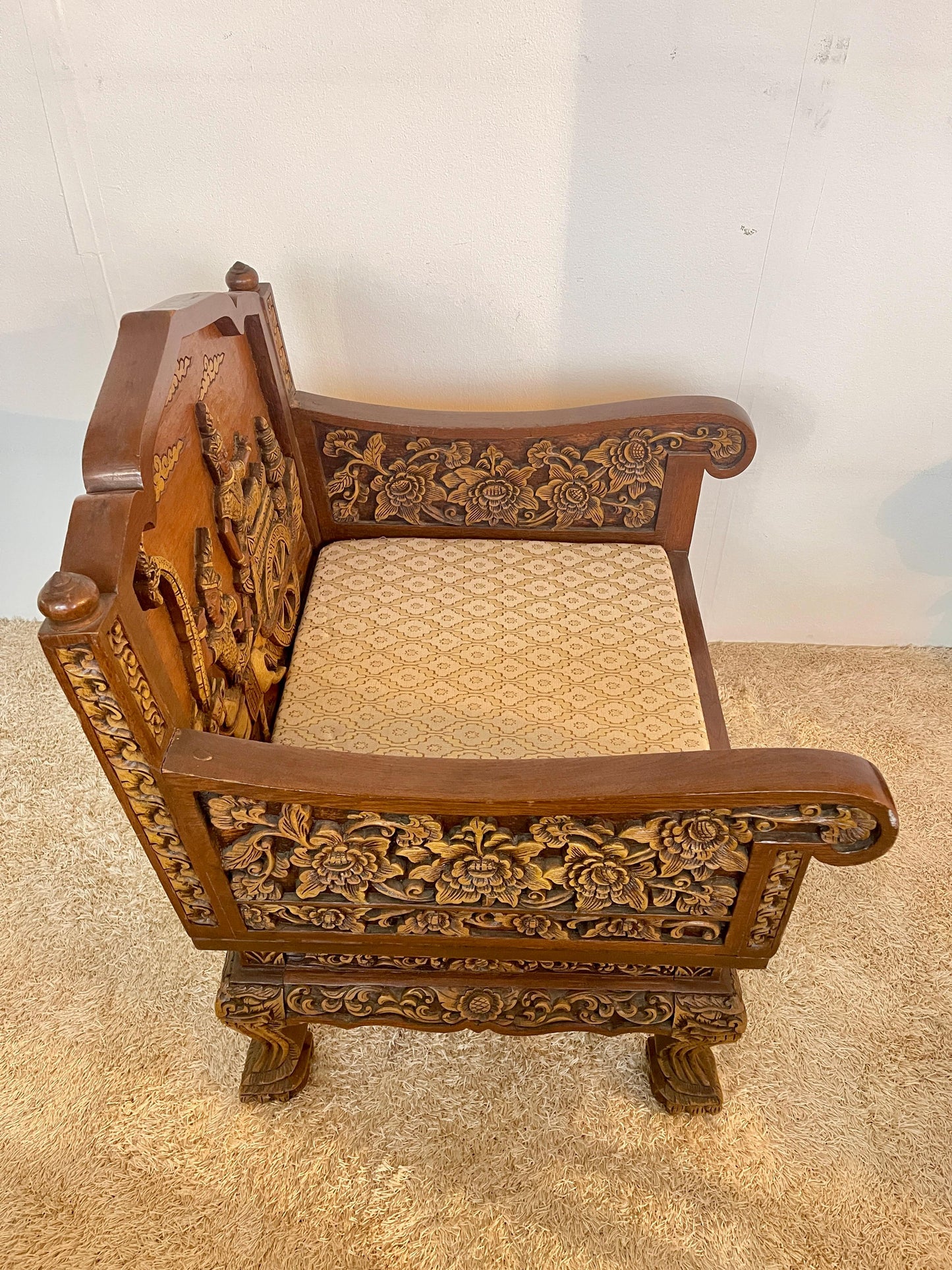 Grande poltrona antica tailandese in legno intagliato a mano del XIX secolo