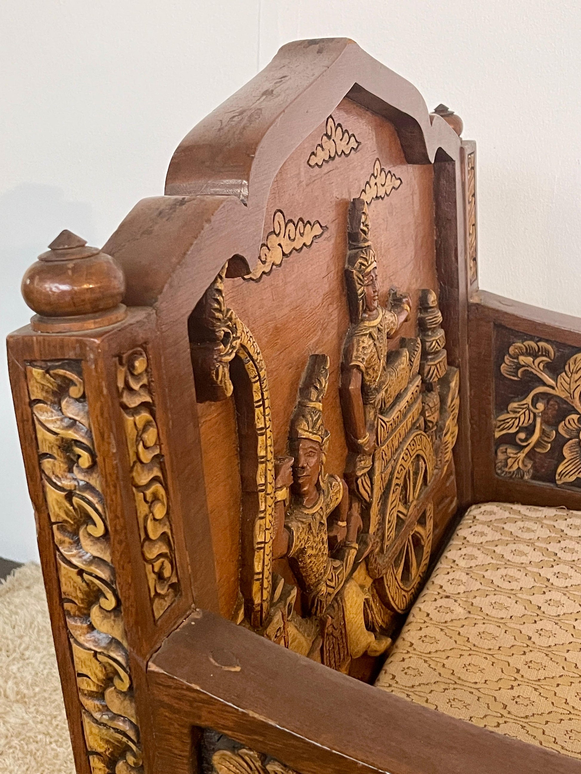 Grande poltrona antica tailandese in legno intagliato a mano del XIX secolo