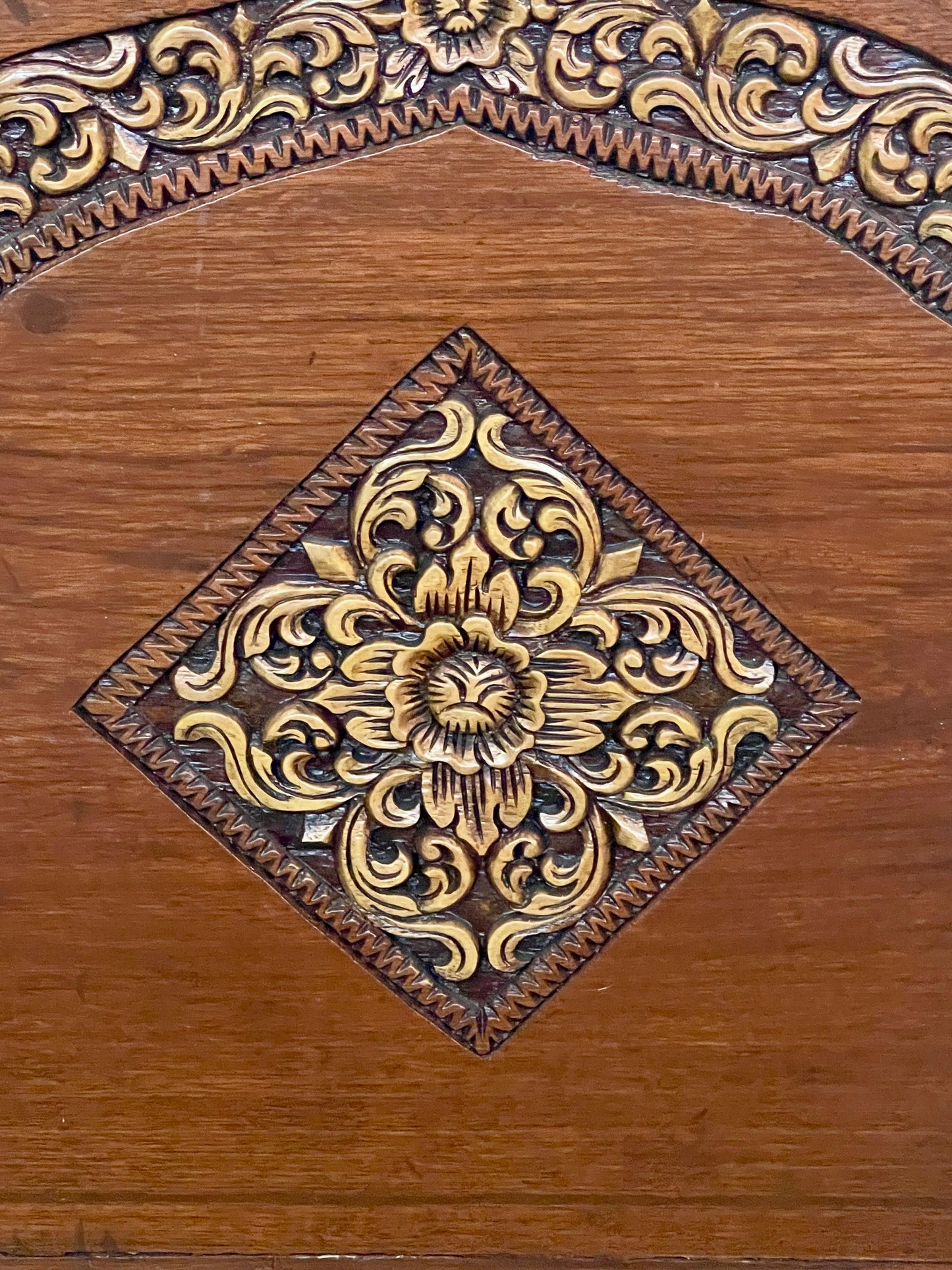 Grande poltrona antica tailandese in legno intagliato a mano del XIX secolo