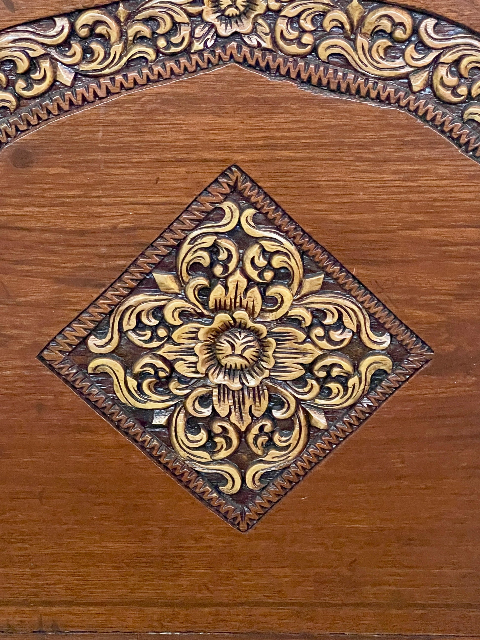 Grande poltrona antica tailandese in legno intagliato a mano del XIX secolo