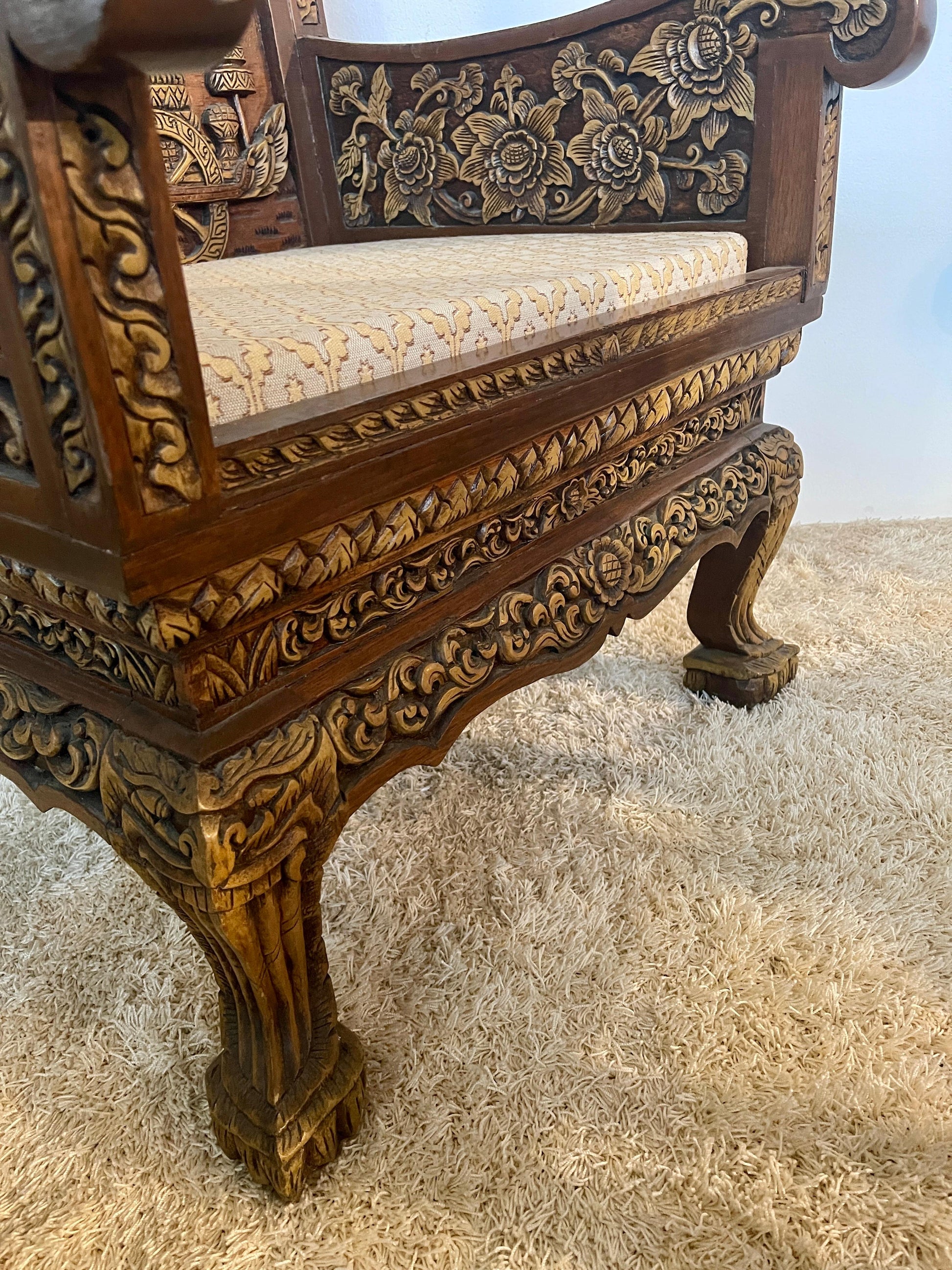 Grande poltrona antica tailandese in legno intagliato a mano del XIX secolo