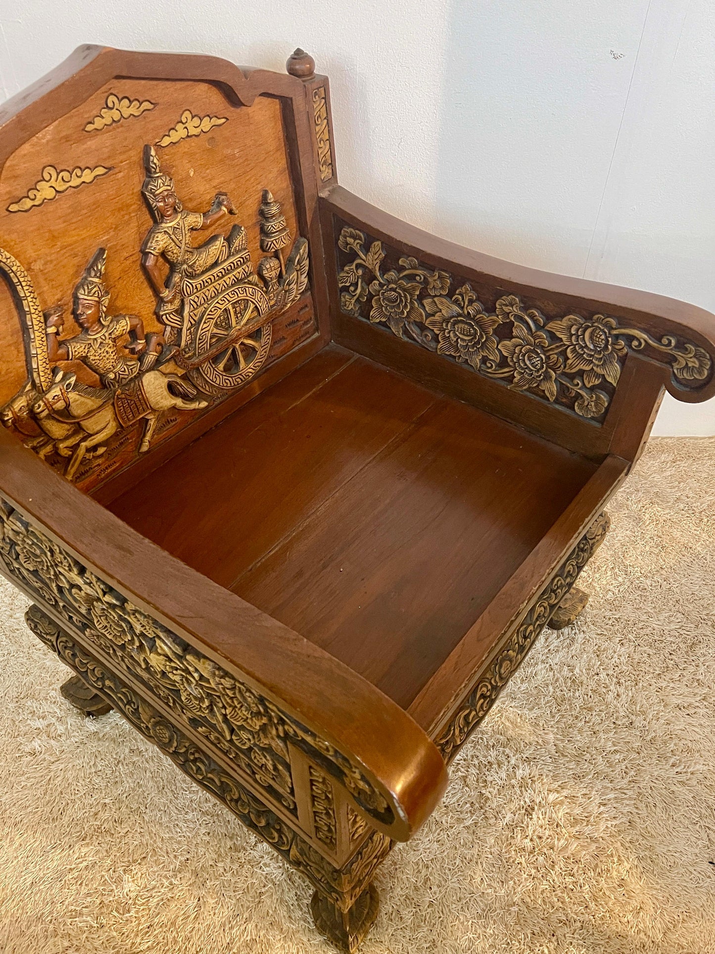 Grande poltrona antica tailandese in legno intagliato a mano del XIX secolo