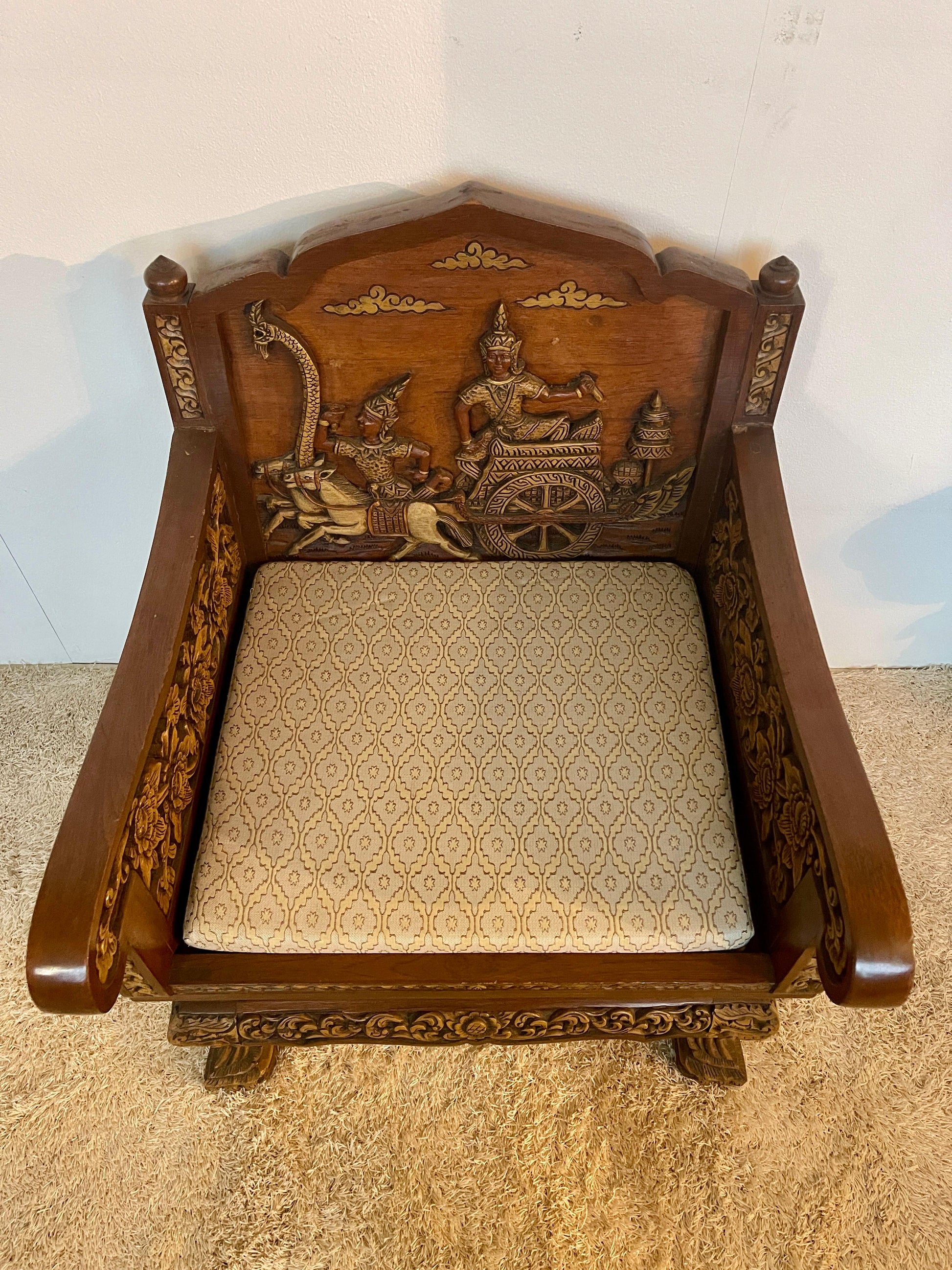 Grande poltrona antica tailandese in legno intagliato a mano del XIX secolo