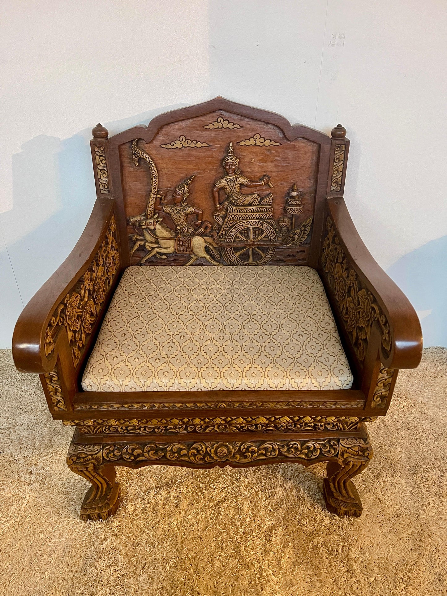 Grande poltrona antica tailandese in legno intagliato a mano del XIX secolo