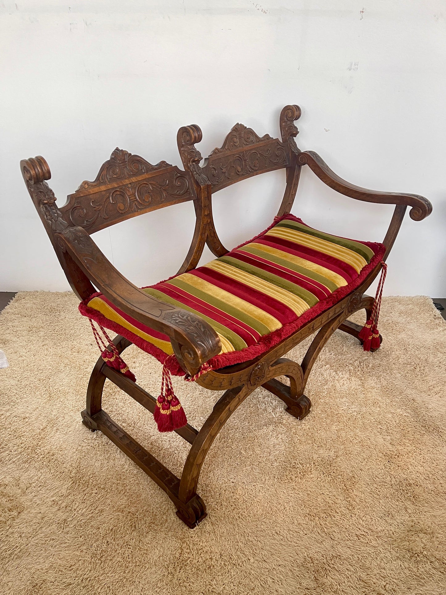 Set di poltrona e divano in legno stile savonarola di firenze XIX secolo