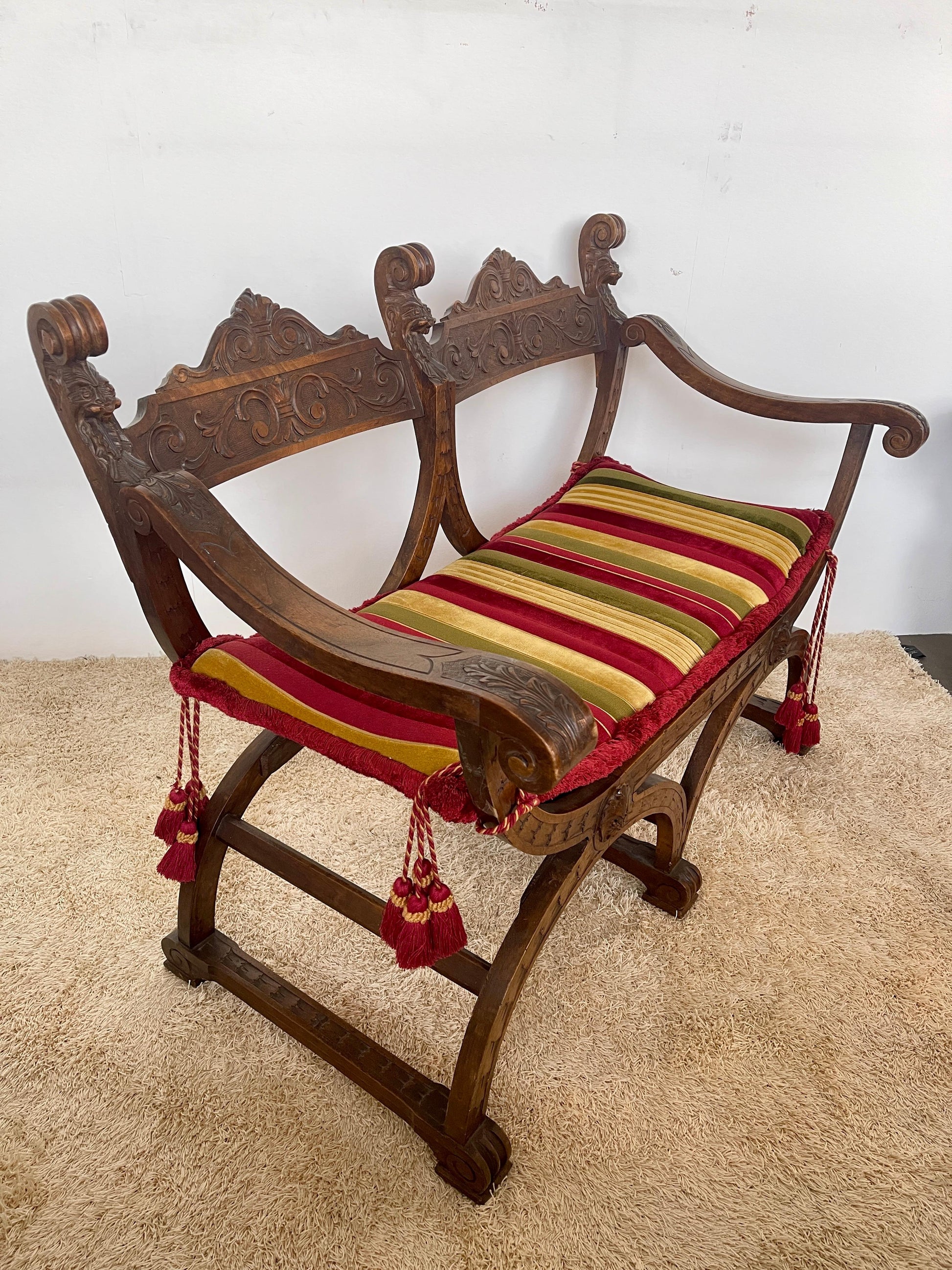 Set di poltrona e divano in legno stile savonarola di firenze XIX secolo