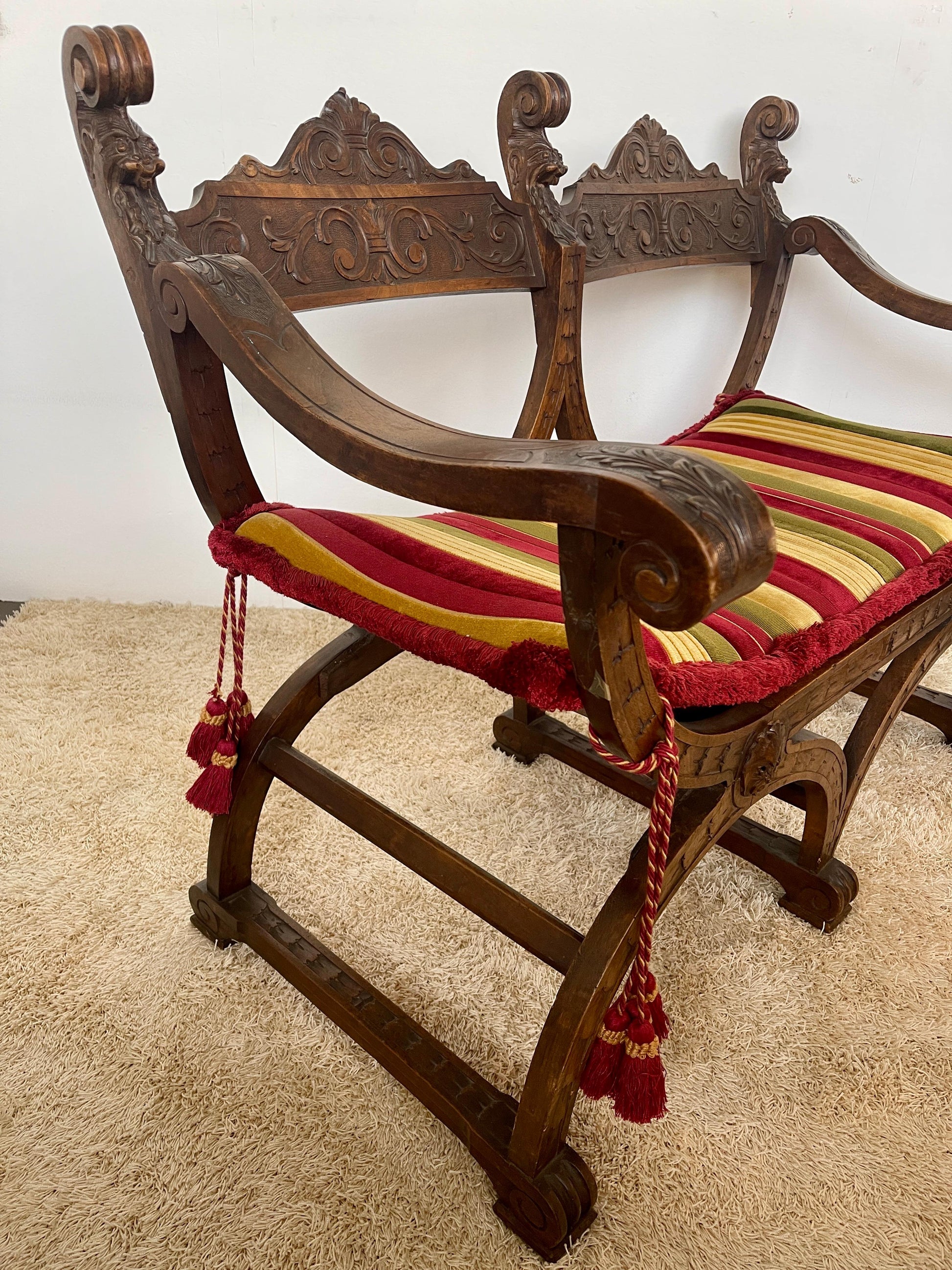 Set di poltrona e divano in legno stile savonarola di firenze XIX secolo