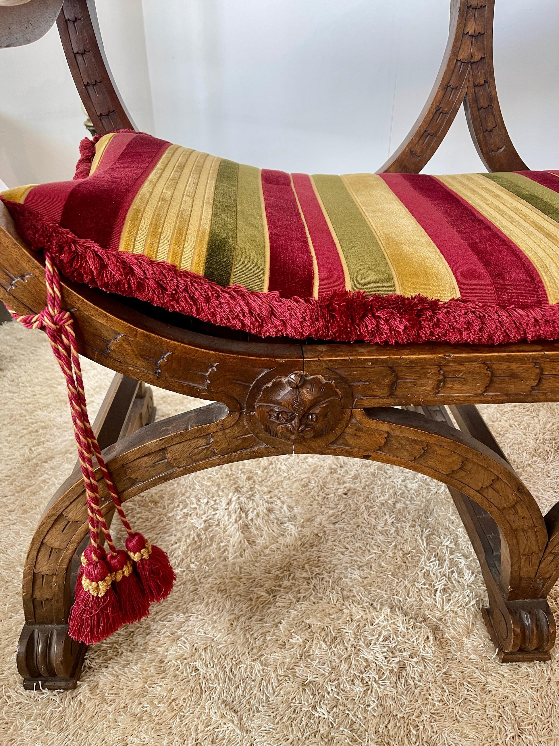 Set di poltrona e divano in legno stile savonarola di firenze XIX secolo