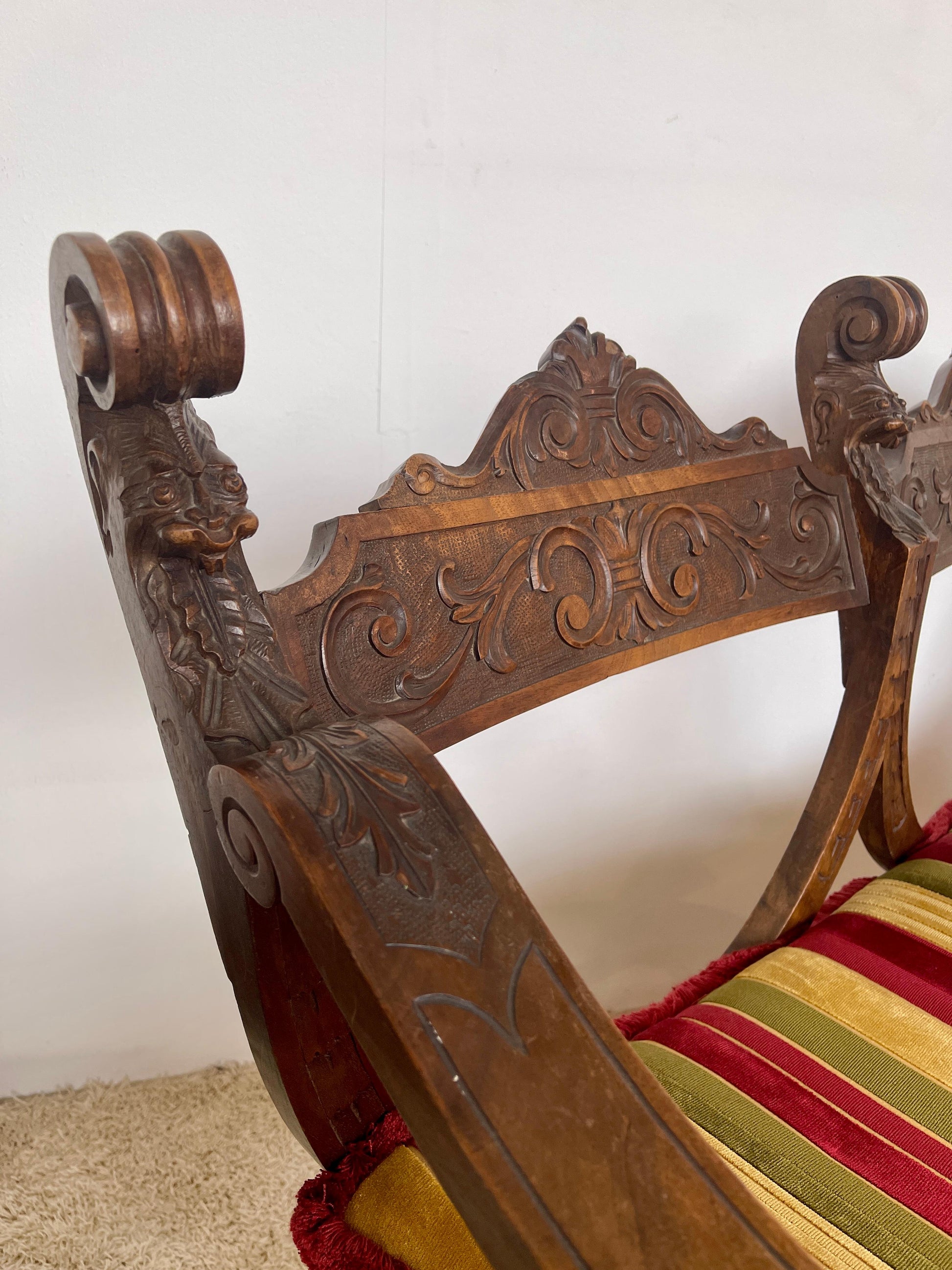 Set di poltrona e divano in legno stile savonarola di firenze XIX secolo