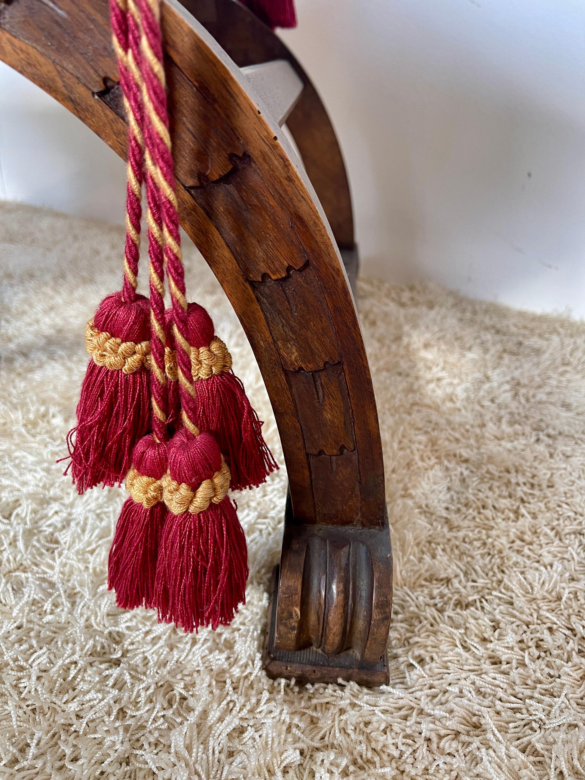 Set di poltrona e divano in legno stile savonarola di firenze XIX secolo