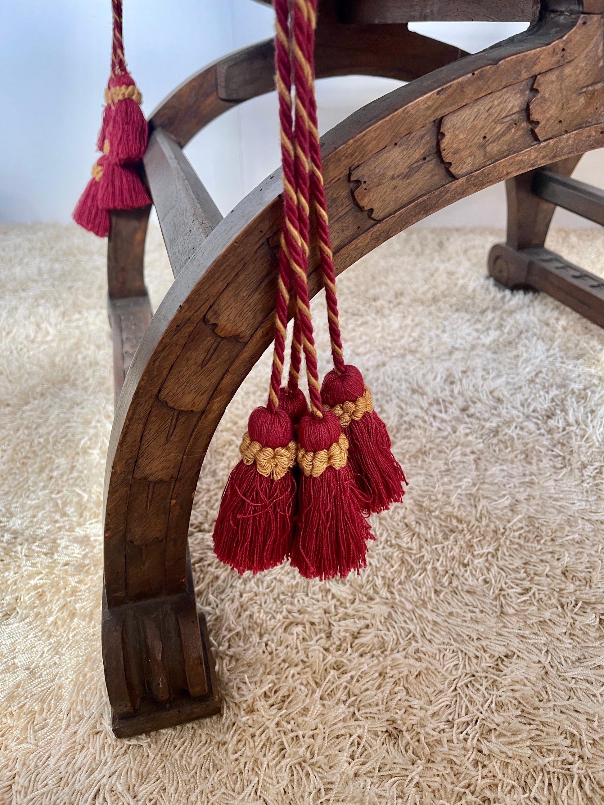 Set di poltrona e divano in legno stile savonarola di firenze XIX secolo