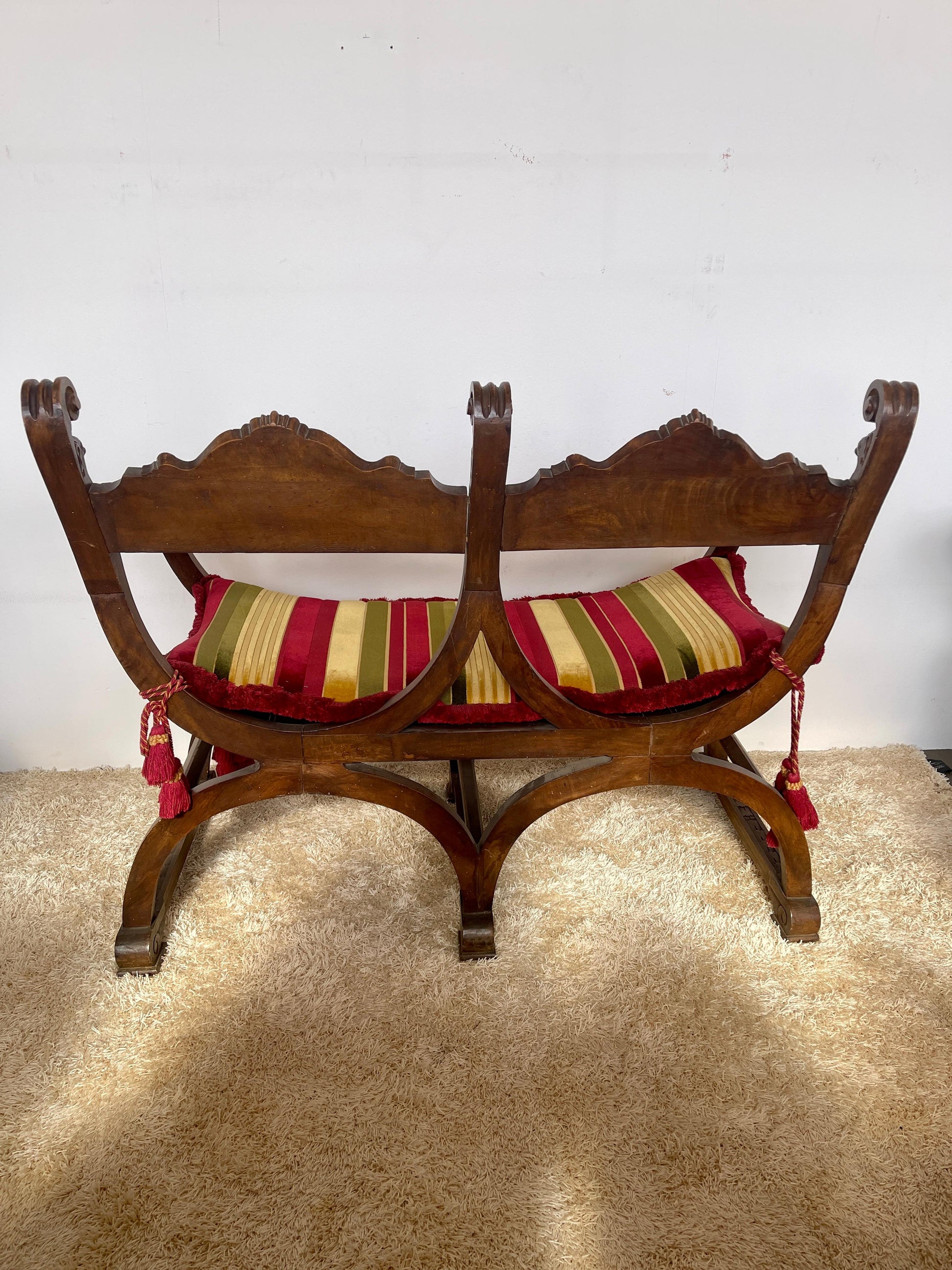 Set di poltrona e divano in legno stile savonarola di firenze XIX secolo