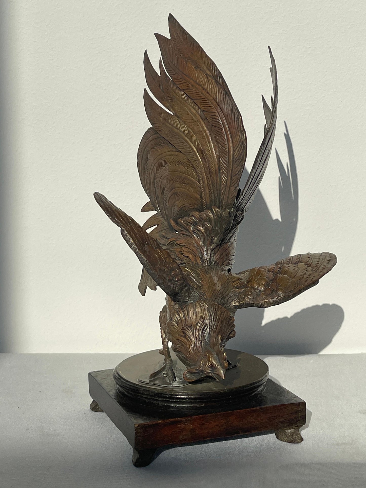 Scultura in bronzo di un gallo da combattimento con 2 basi anni '70 italia