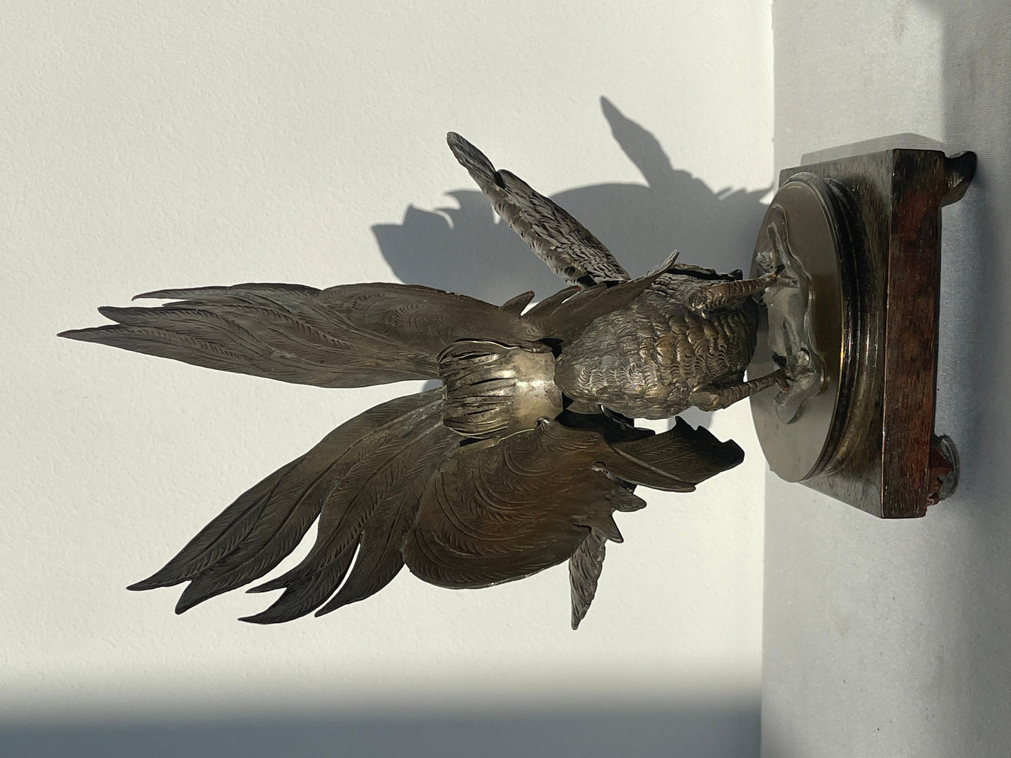 Scultura in bronzo di un gallo da combattimento con 2 basi anni '70 italia