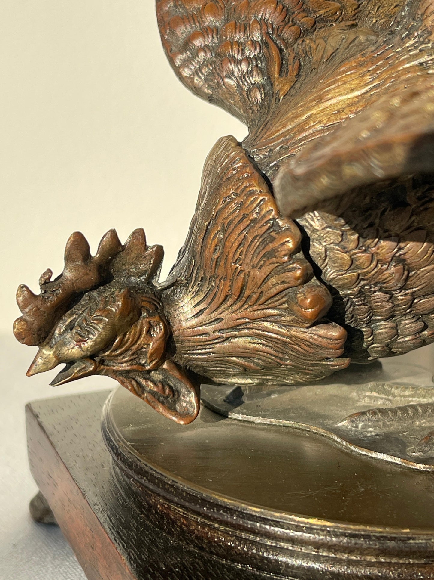 Scultura in bronzo di un gallo da combattimento con 2 basi anni '70 italia