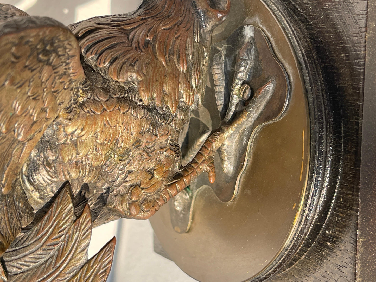 Scultura in bronzo di un gallo da combattimento con 2 basi anni '70 italia