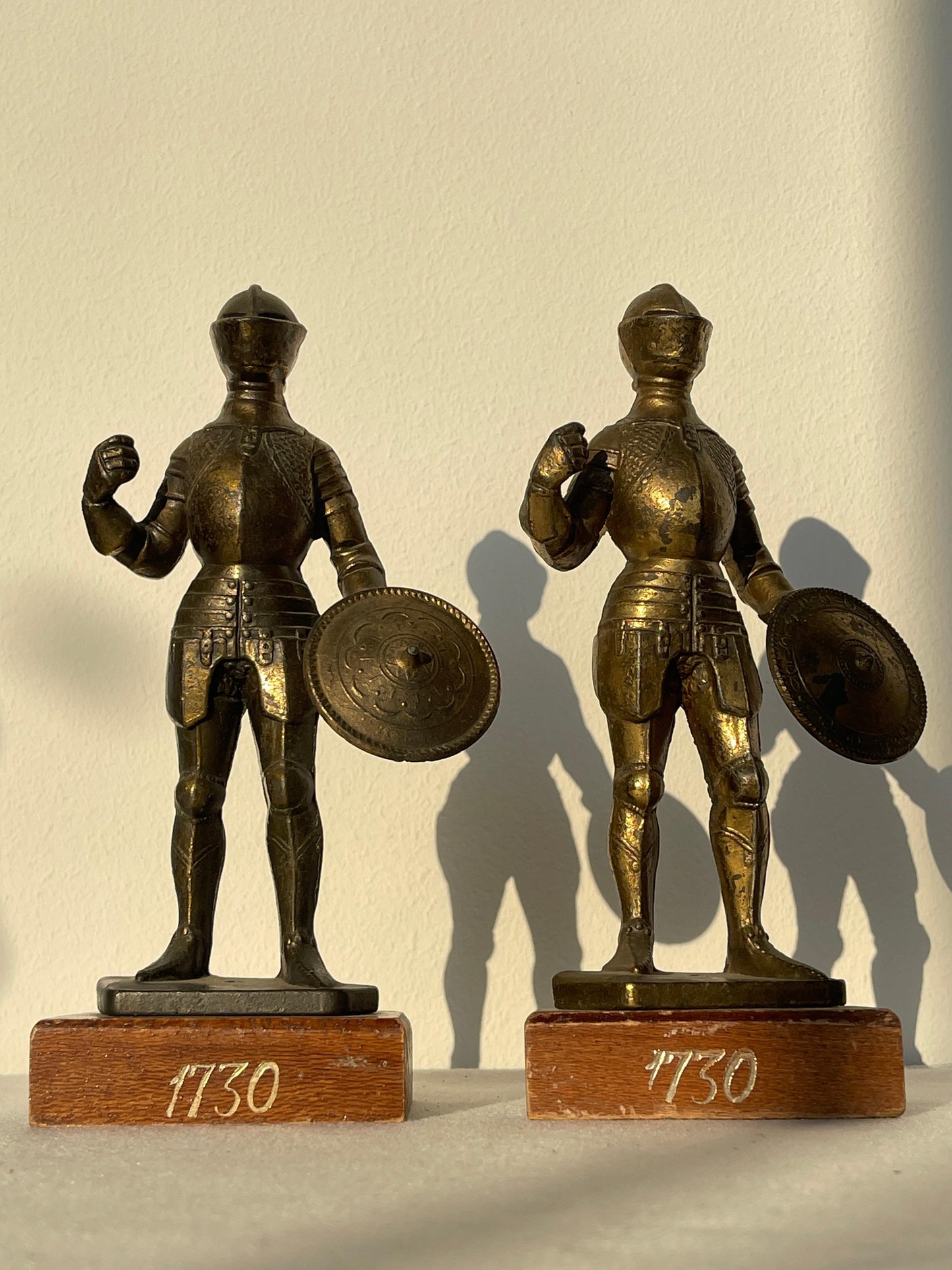 Coppia di Statuette in ottone e metallo con base in legno raffiguranti Cavalieri