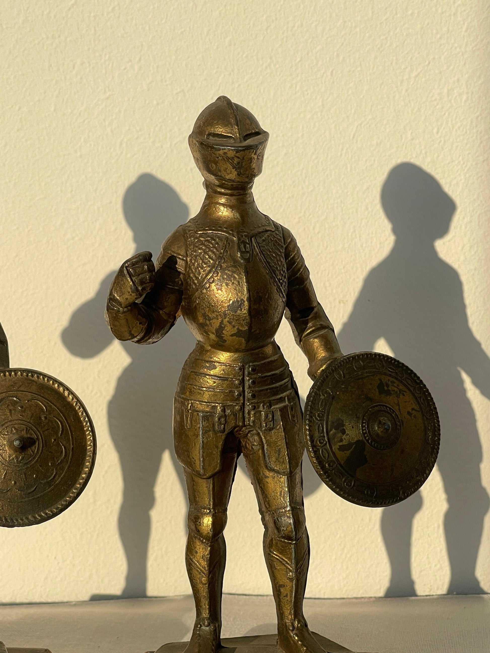 Coppia di Statuette in ottone e metallo con base in legno raffiguranti Cavalieri