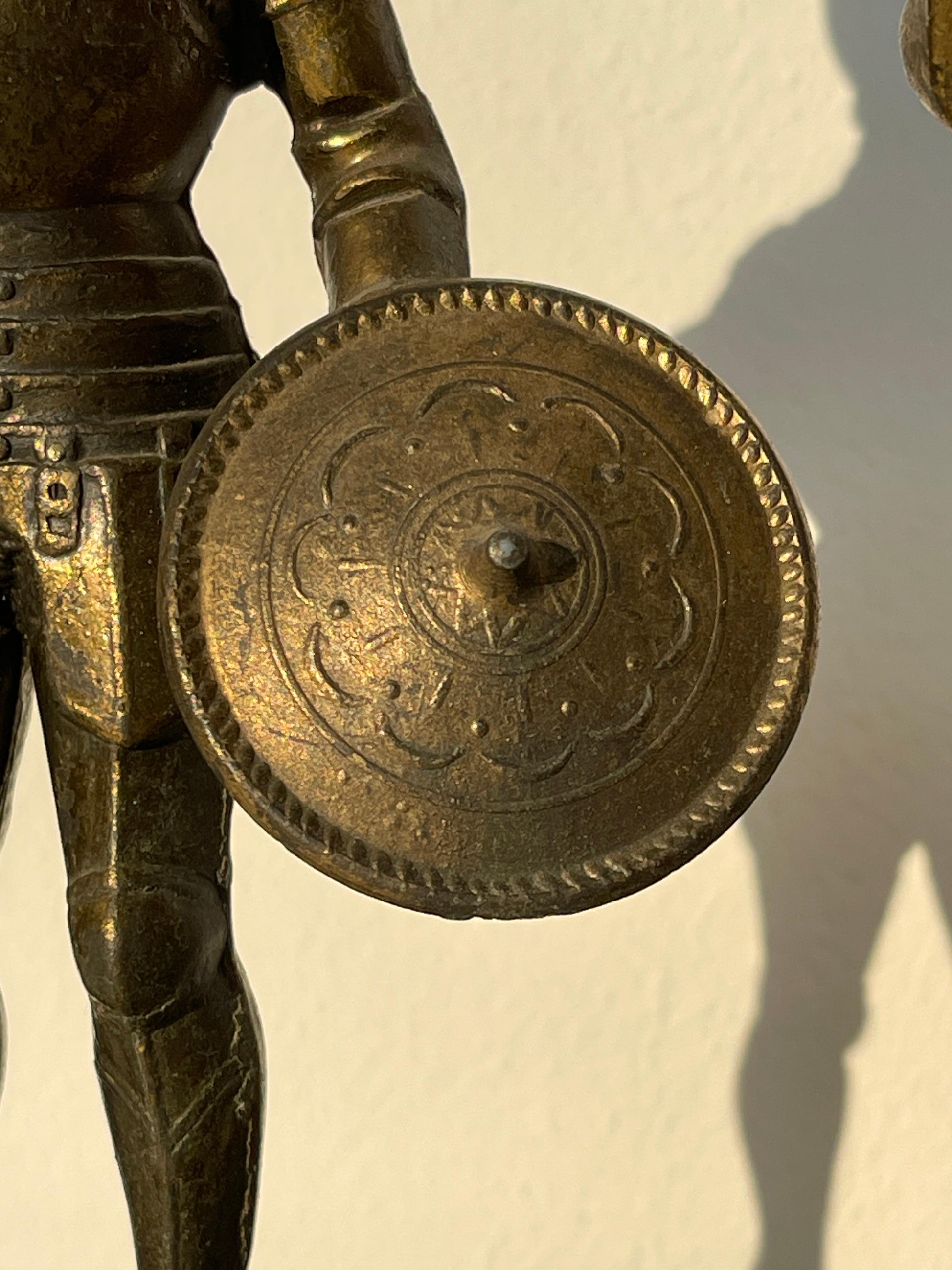 Coppia di Statuette in ottone e metallo con base in legno raffiguranti Cavalieri