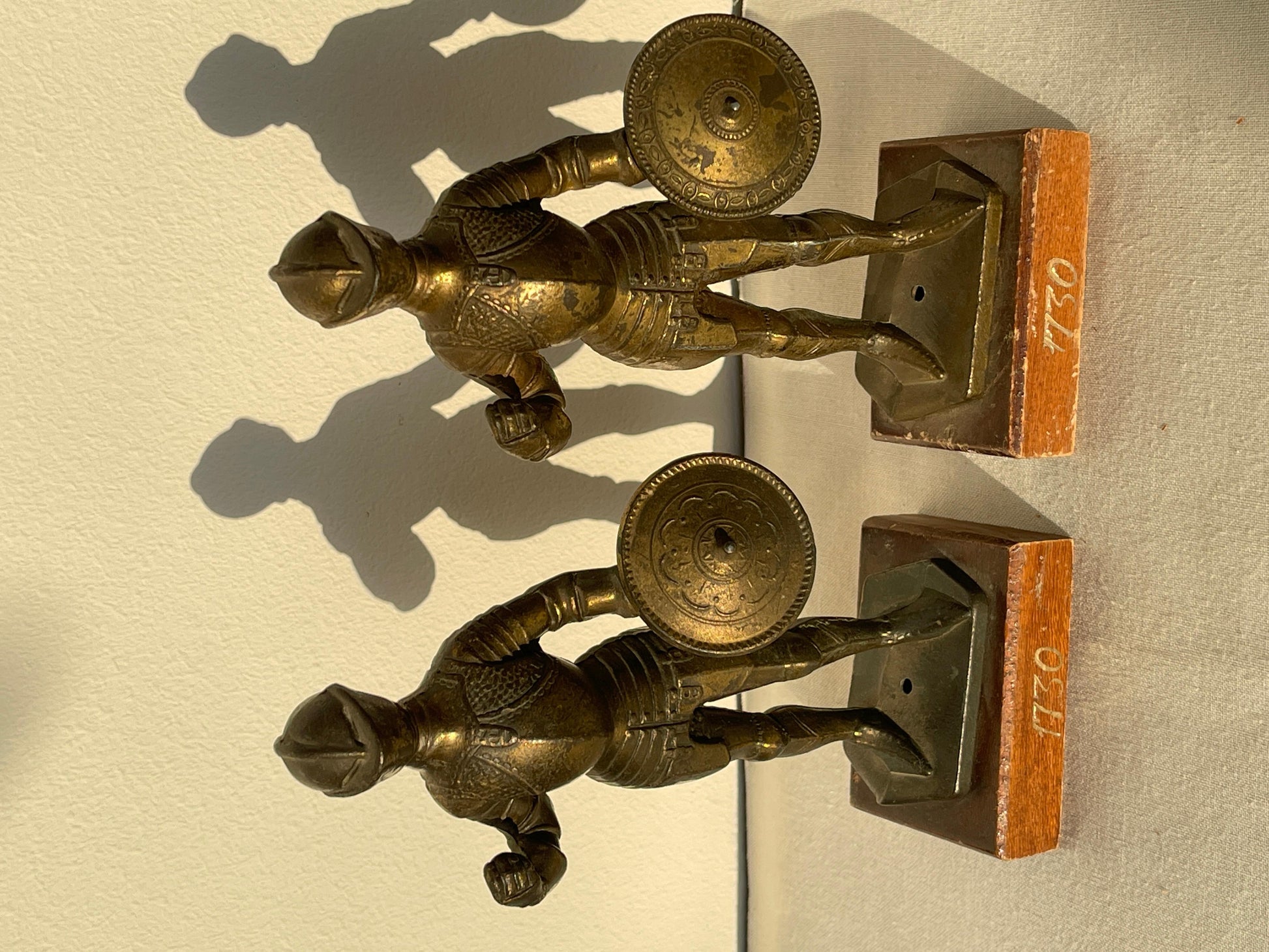 Coppia di Statuette in ottone e metallo con base in legno raffiguranti Cavalieri