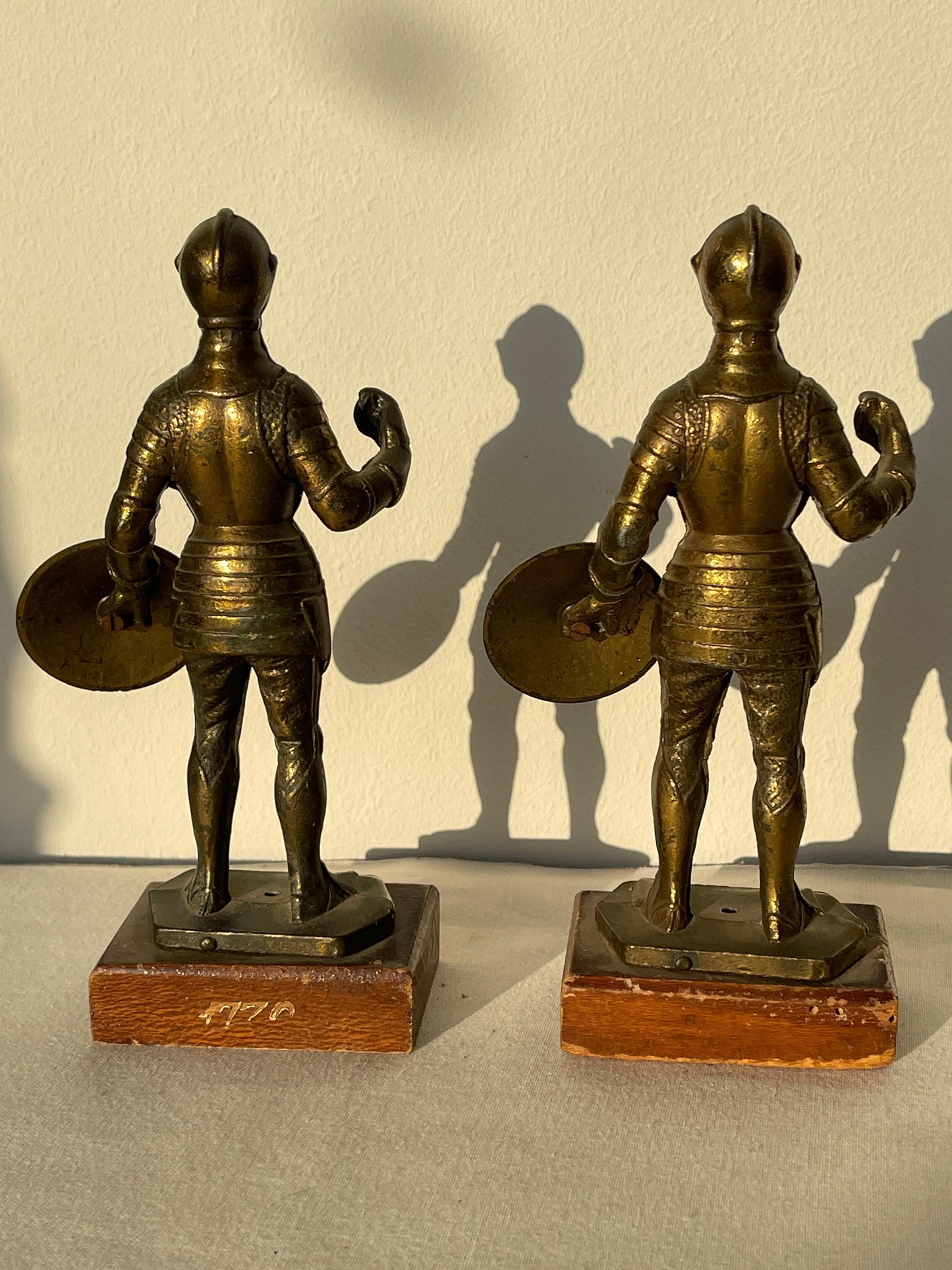 Coppia di Statuette in ottone e metallo con base in legno raffiguranti Cavalieri