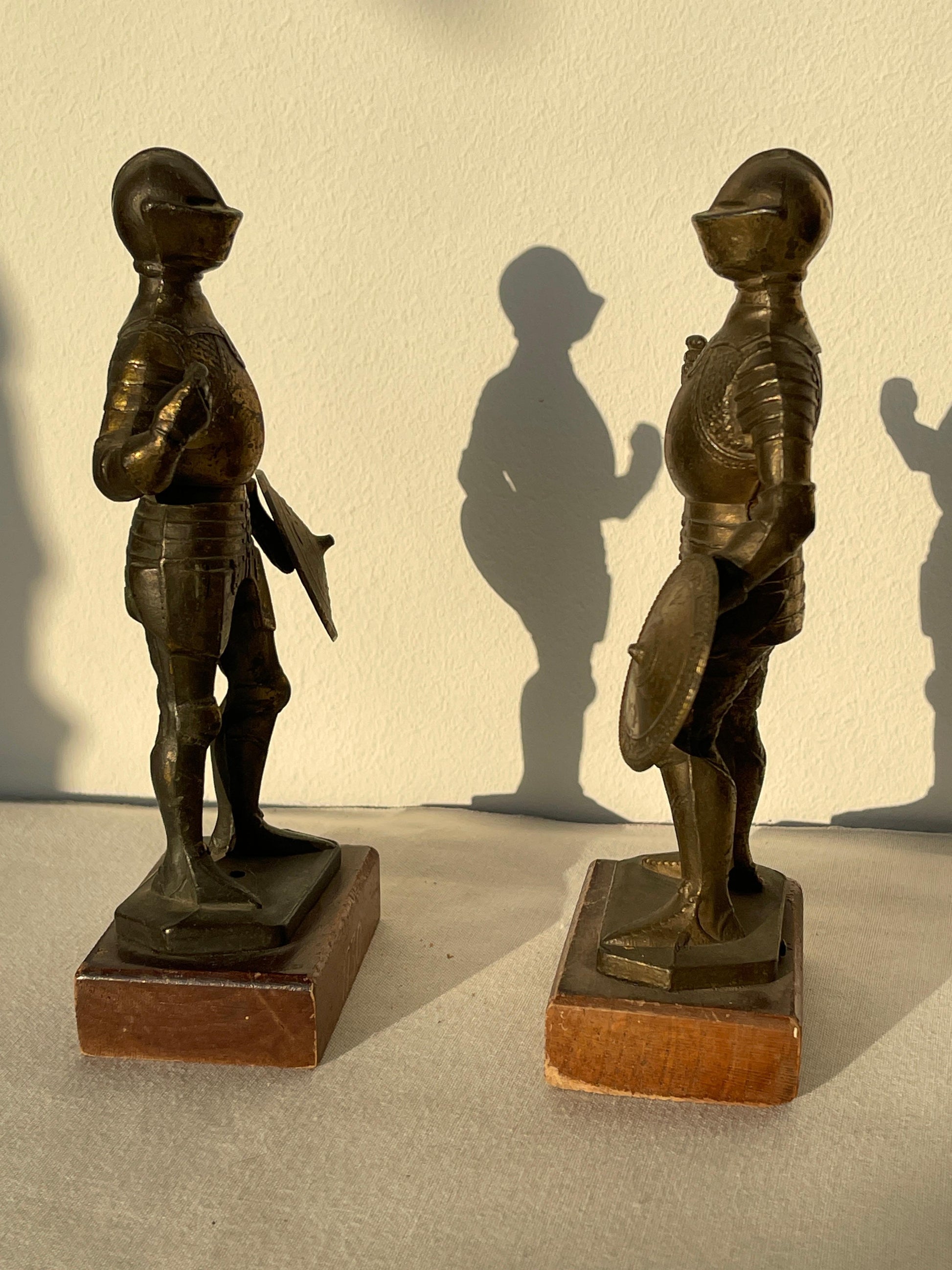 Coppia di Statuette in ottone e metallo con base in legno raffiguranti Cavalieri