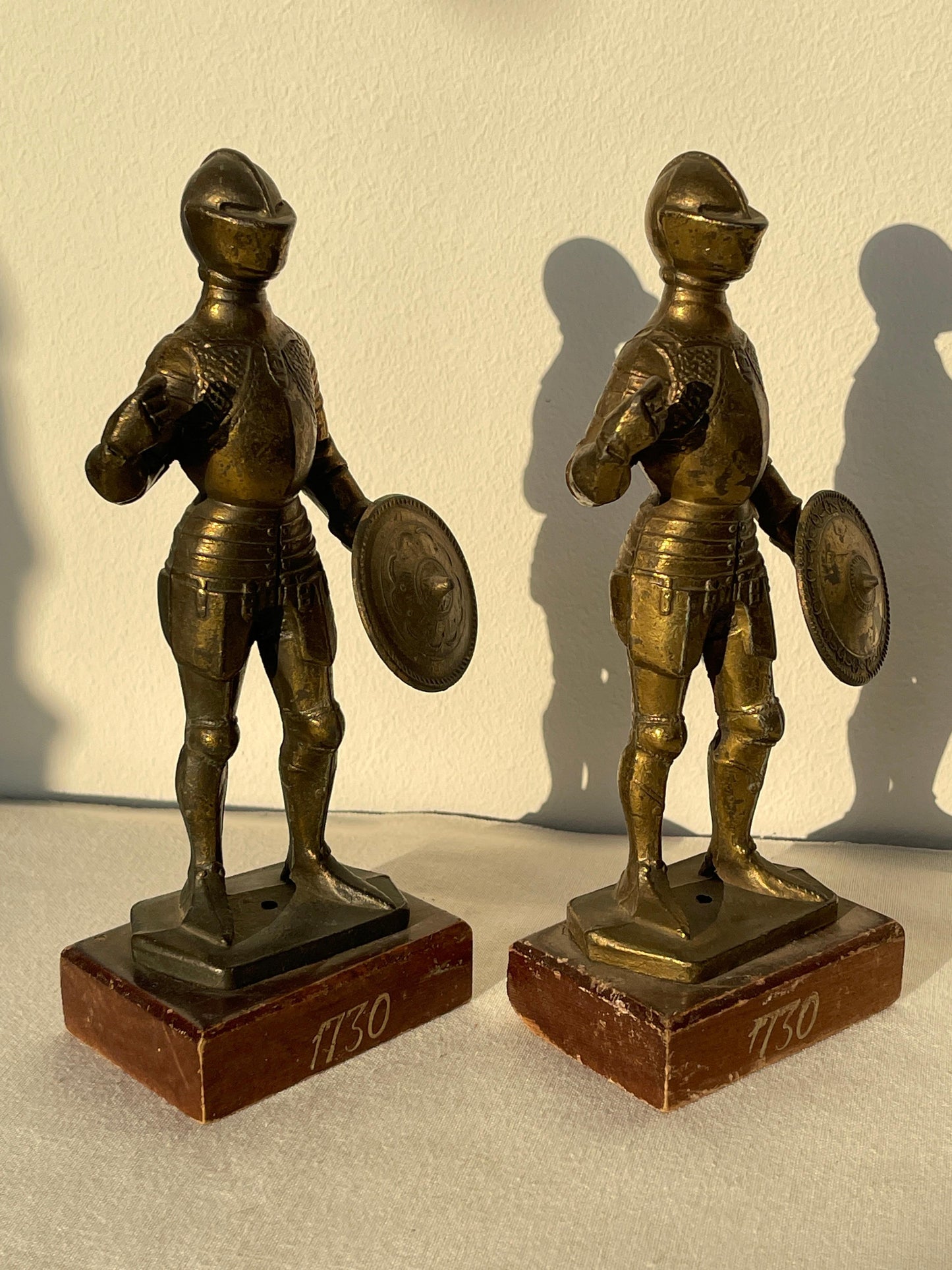 Coppia di Statuette in ottone e metallo con base in legno raffiguranti Cavalieri