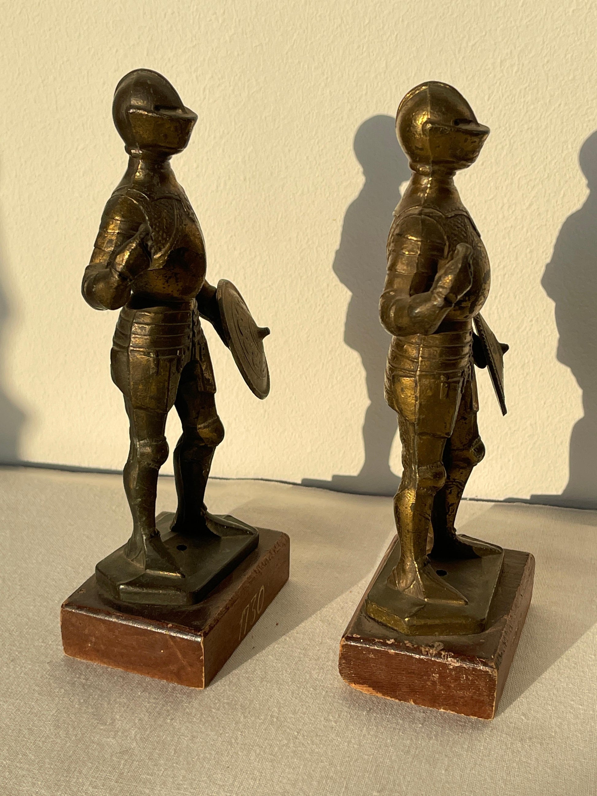Coppia di Statuette in ottone e metallo con base in legno raffiguranti Cavalieri