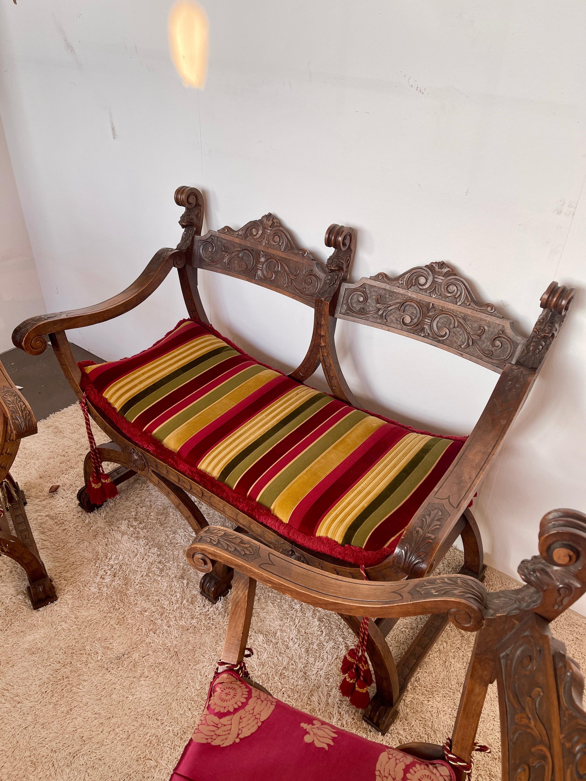 Set di poltrona e divano in legno stile savonarola di firenze XIX secolo