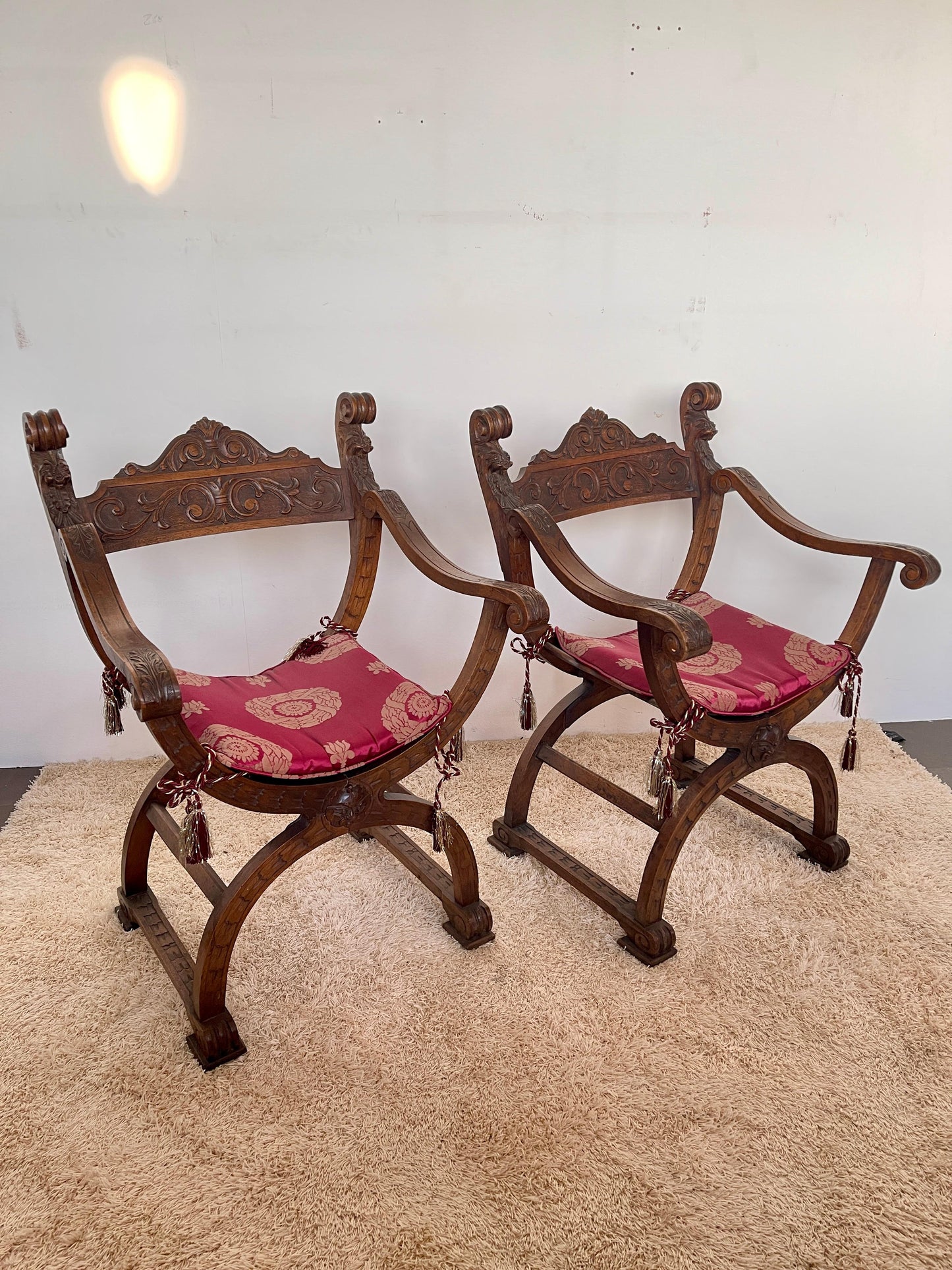 Set di poltrona e divano in legno stile savonarola di firenze XIX secolo