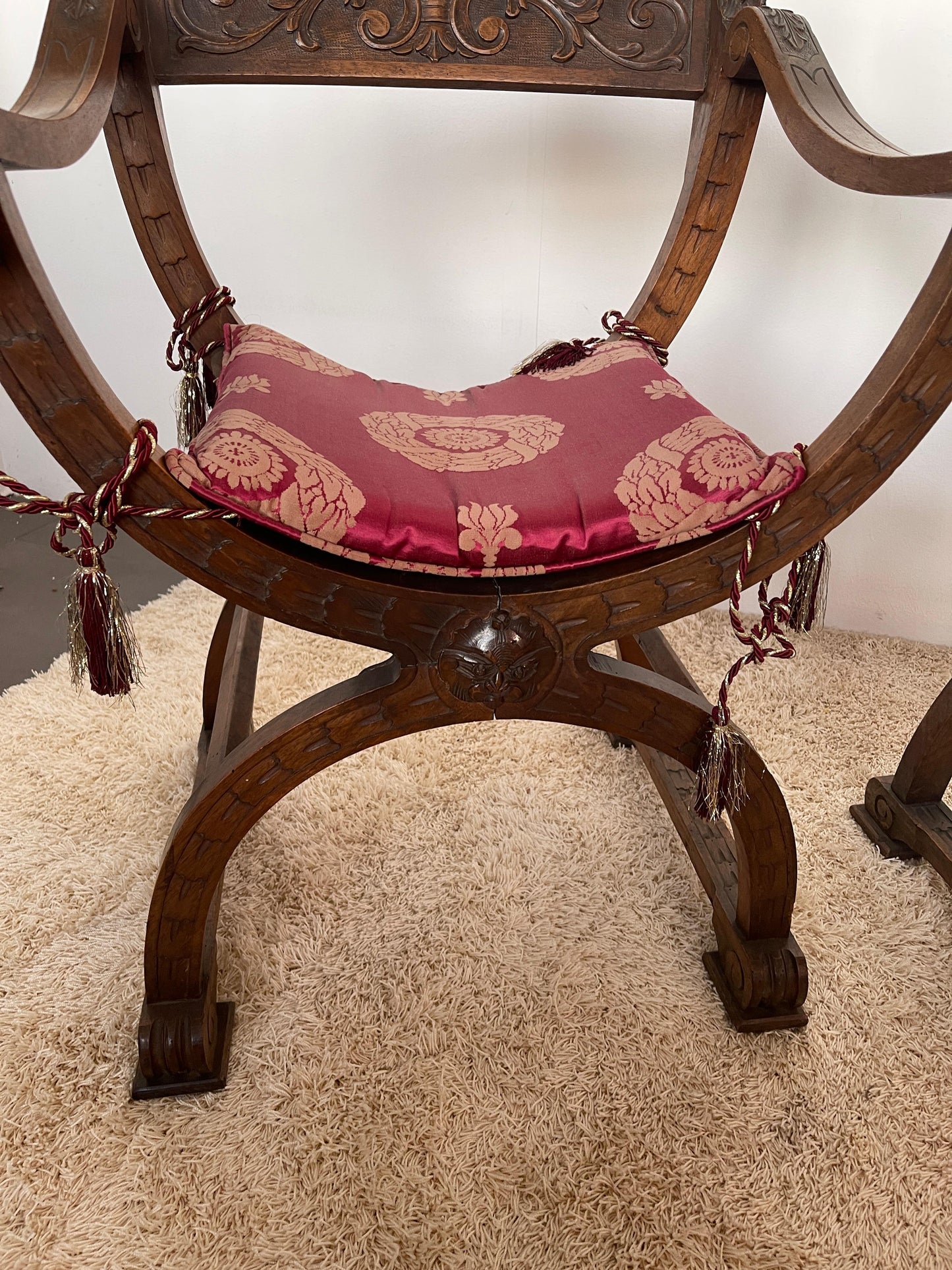 Set di poltrona e divano in legno stile savonarola di firenze XIX secolo