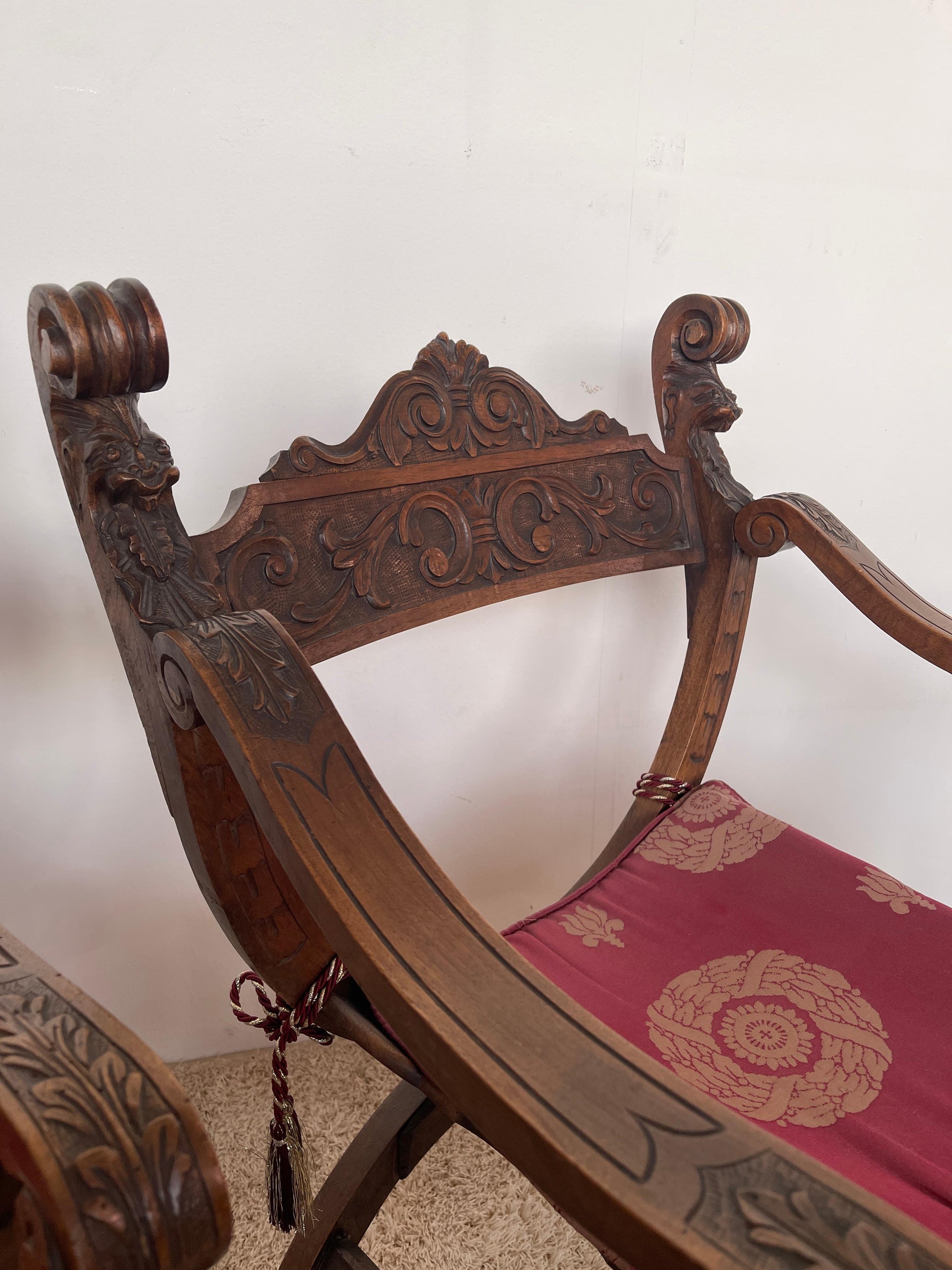 Coppia di sedie savonarola intagliate a mano, stile rinascimentale, XX secolo