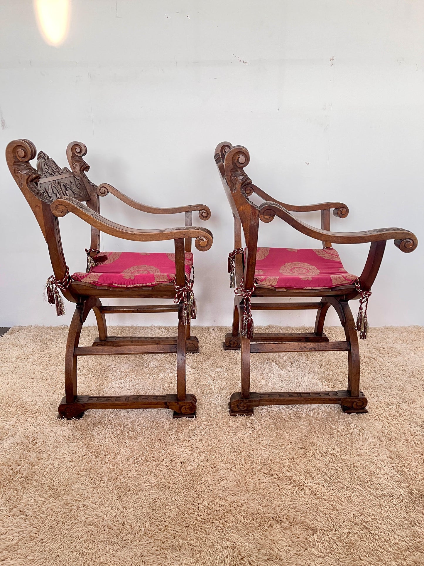 Set di poltrona e divano in legno stile savonarola di firenze XIX secolo