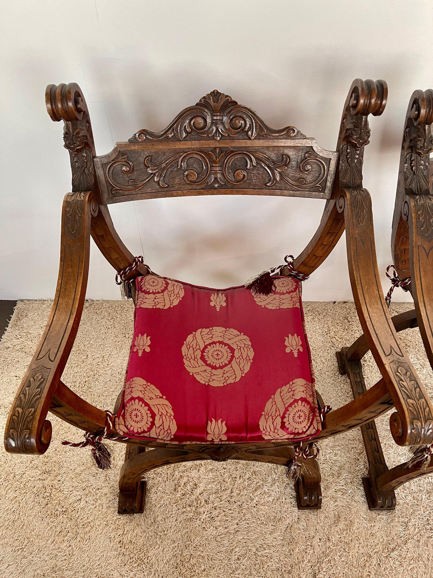 Set di poltrona e divano in legno stile savonarola di firenze XIX secolo