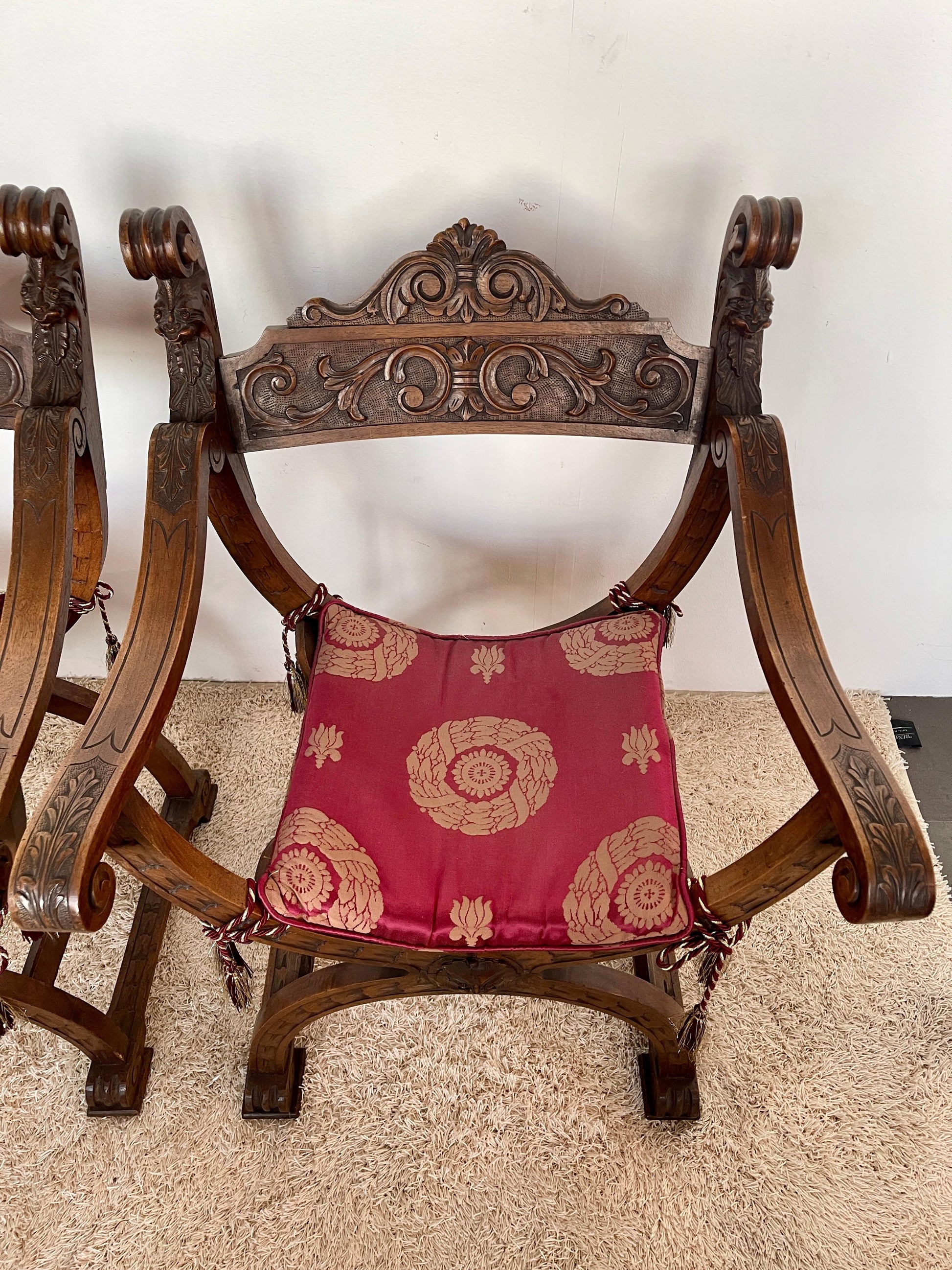 Coppia di sedie savonarola intagliate a mano, stile rinascimentale, XX secolo