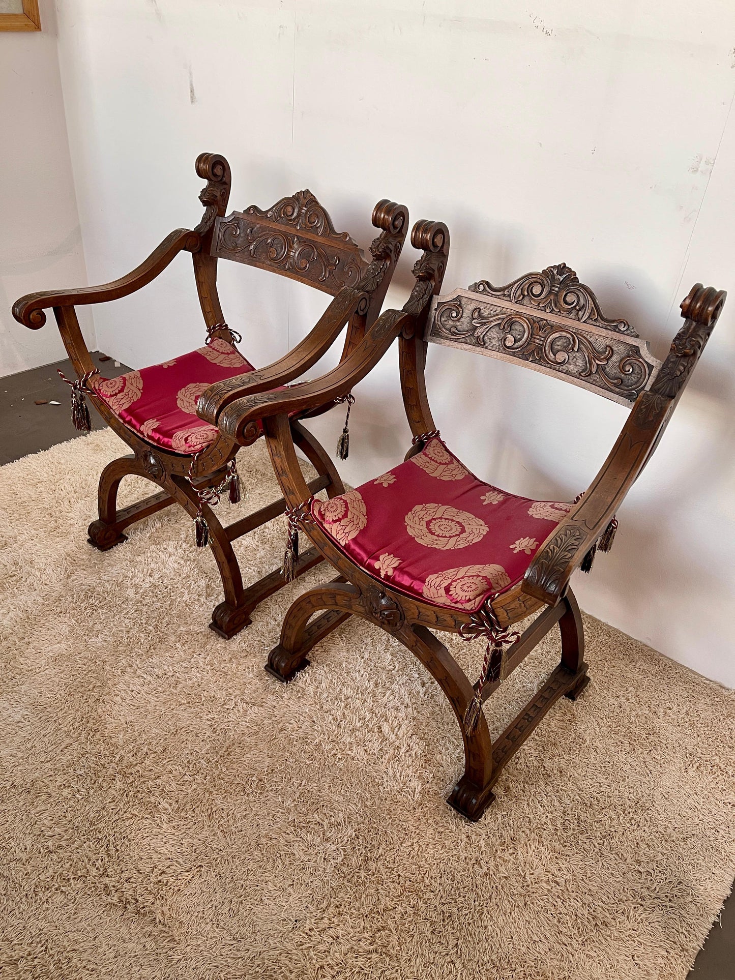 Set di poltrona e divano in legno stile savonarola di firenze XIX secolo