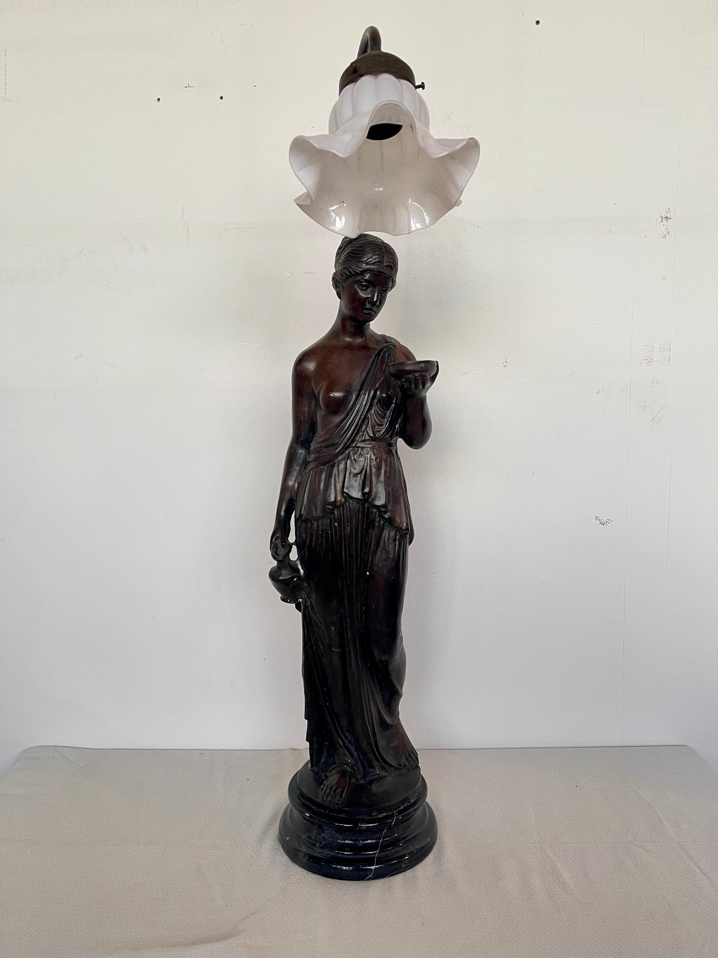 Favolosa lampada antica in stile Art Déco con figura di donna XIX secolo