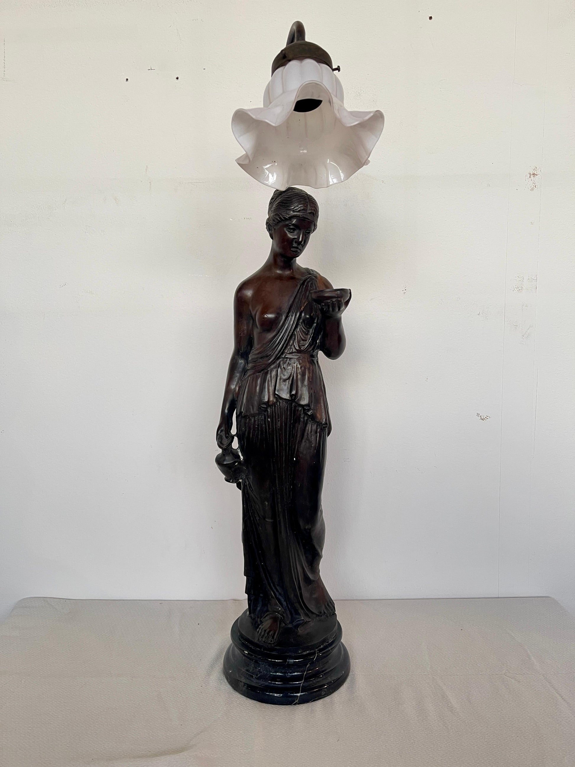 Favolosa lampada antica in stile Art Déco con figura di donna XIX secolo