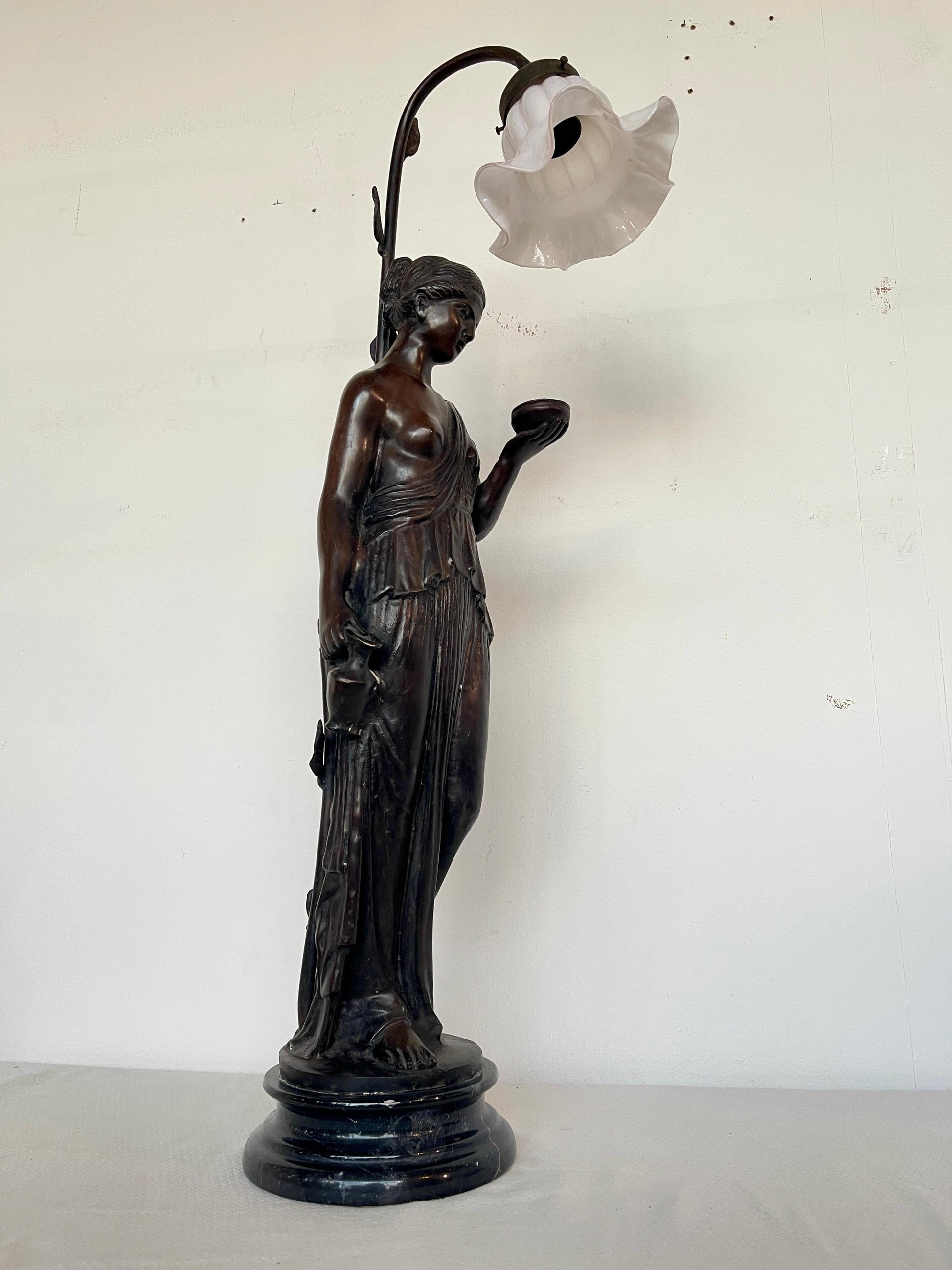 Favolosa lampada antica in stile Art Déco con figura di donna XIX secolo