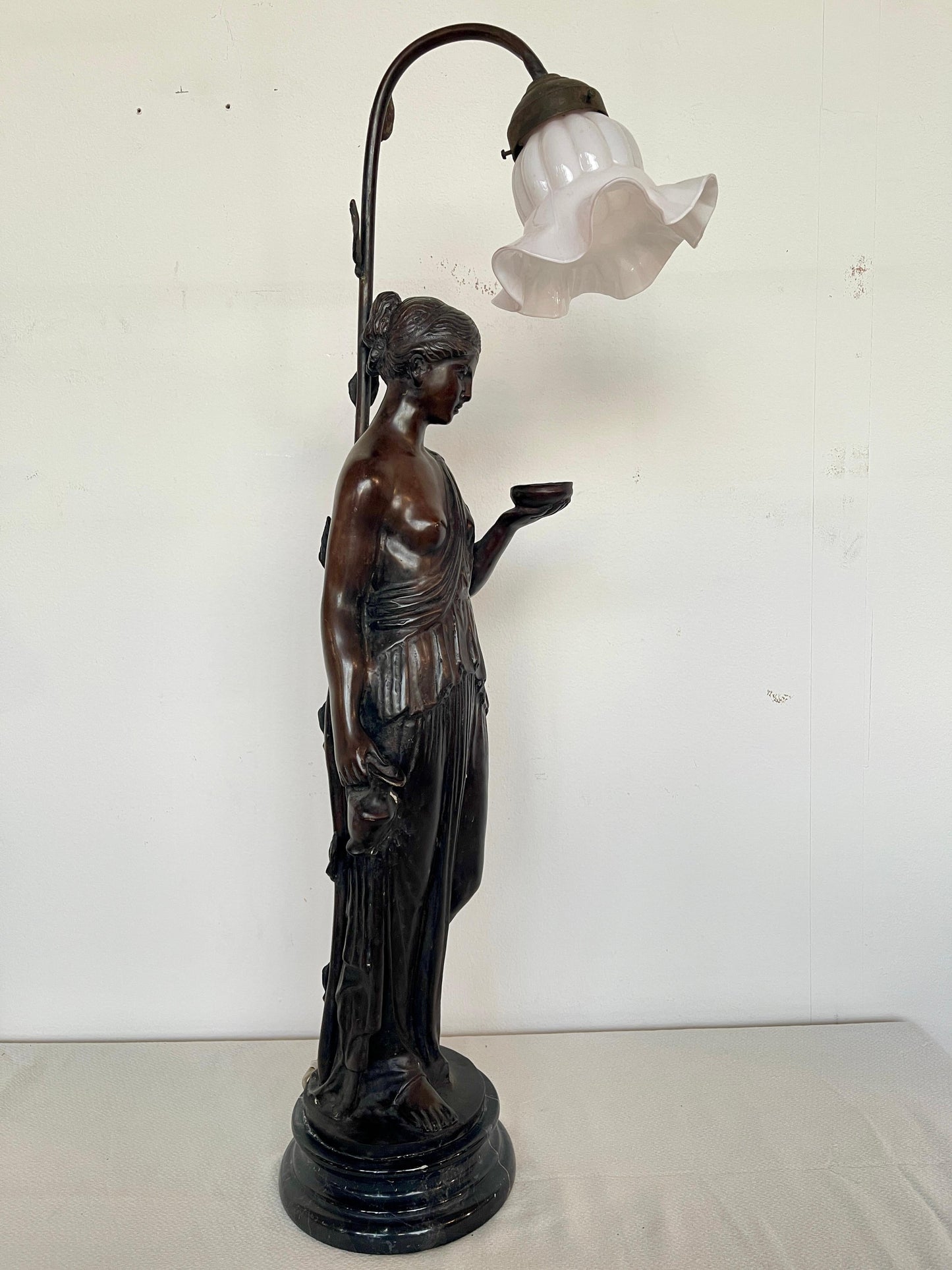 Favolosa lampada antica in stile Art Déco con figura di donna XIX secolo