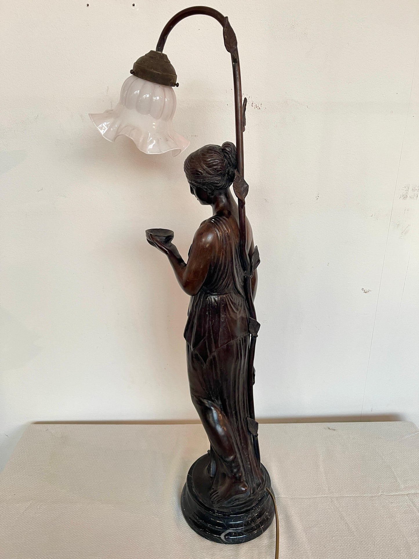 Favolosa lampada antica in stile Art Déco con figura di donna XIX secolo