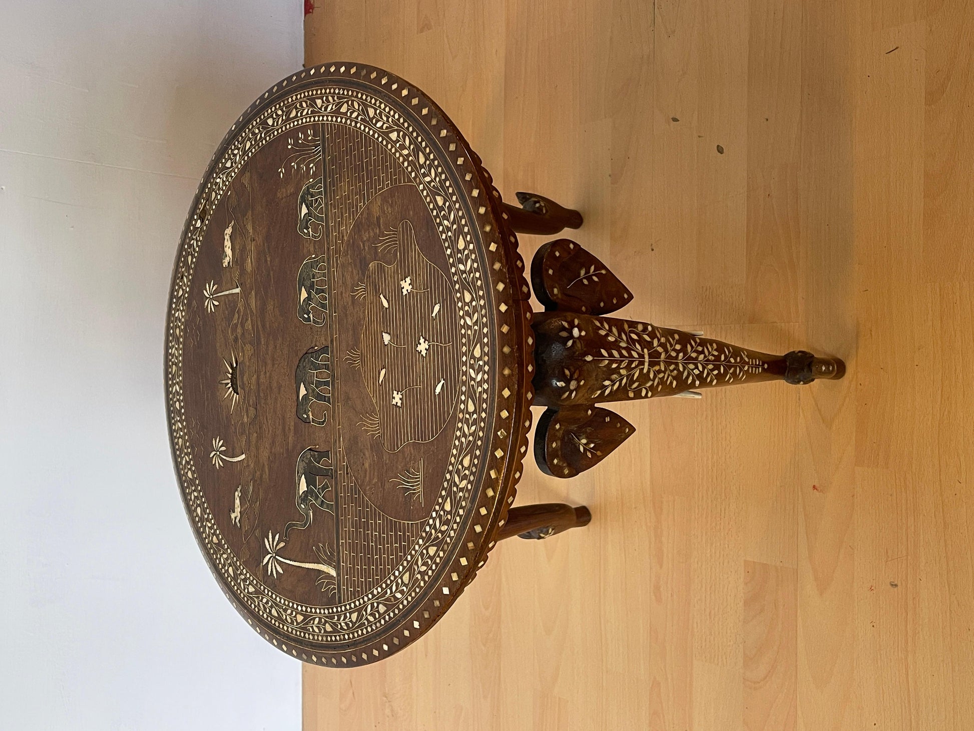 Tavolino anglo-indianotaj mahal Elephant in legno e osso intarsiato XX secolo
