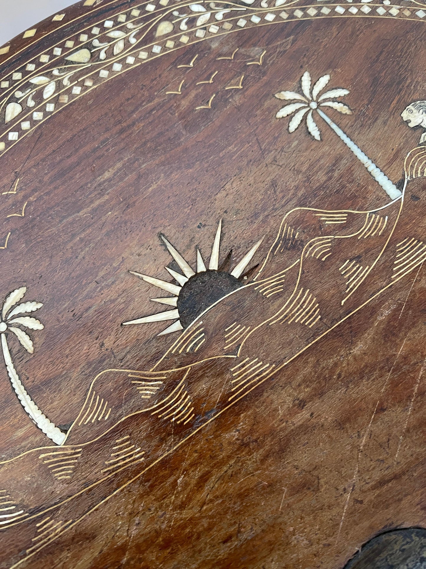 Tavolino anglo-indianotaj mahal Elephant in legno e osso intarsiato XX secolo